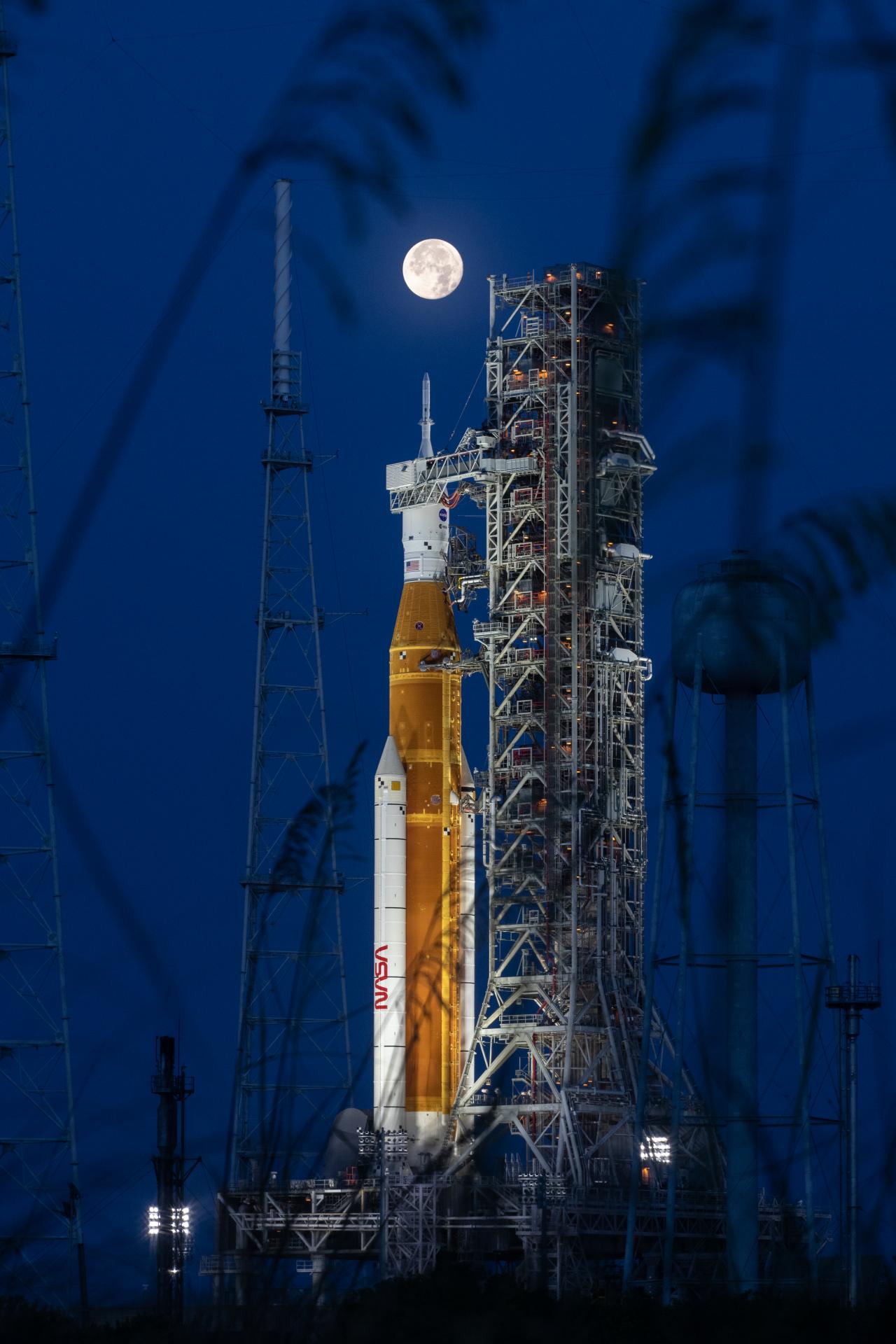 14. júna bol zo štartovacieho komplexu 39B v Kennedyho vesmírnom stredisku NASA na Floride viditeľný spln Mesiaca, keď sa raketa Space Launch System a kozmická loď Orion na mobilnej štartovacej rampe pripravovali na prvý, bezpilotný let.