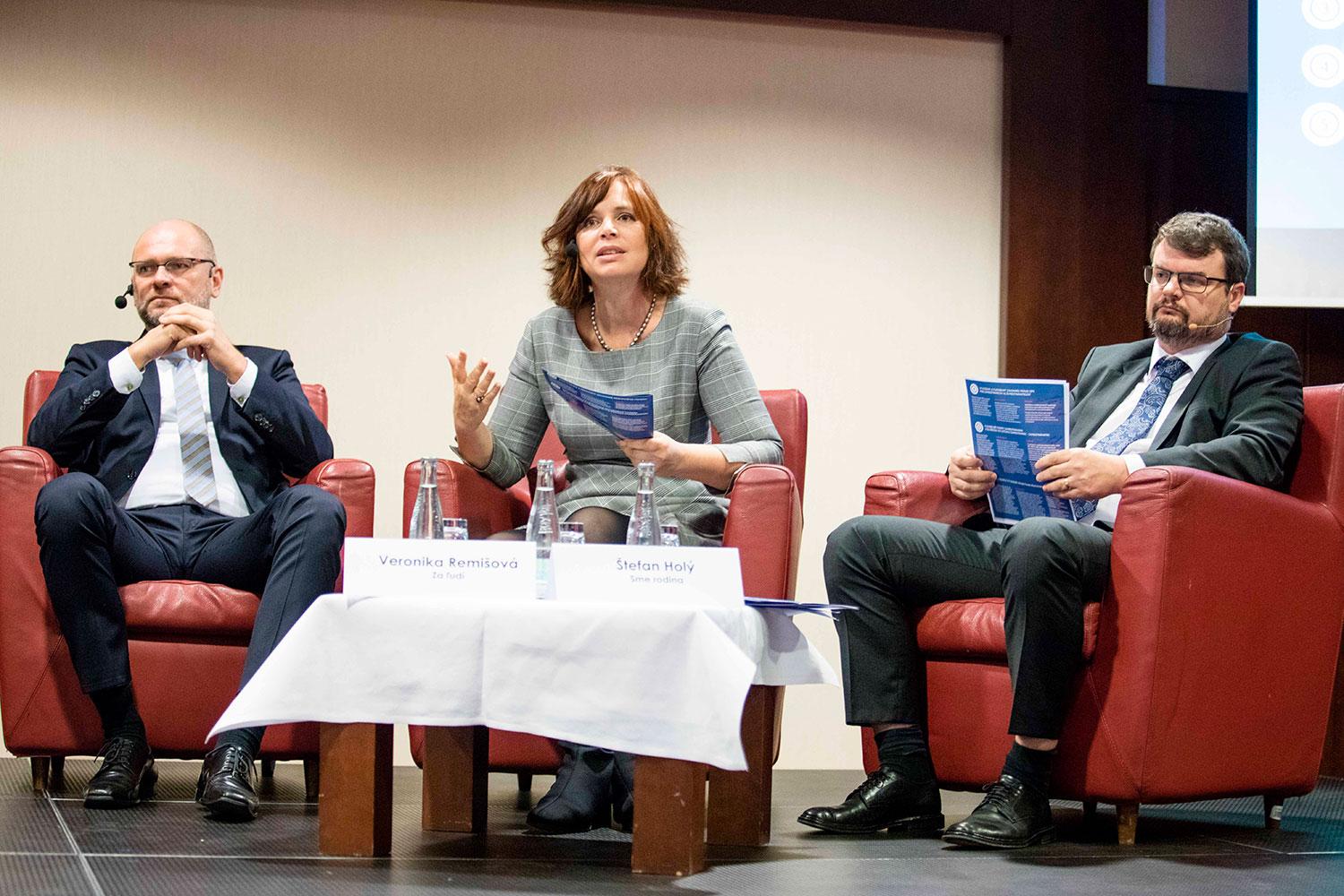 10. december 2019 Bratislava: Predseda strany SaS Richard Sulík, prvá podpredsedníčka strany Za ľudí Veronika Remišová a člen predsedníctva hnutia Sme rodina Štefan Holý počas predvolebnej diskusie, ktorú zorganizovala Asociácia zamestnávateľských zväzov a združení Slovenska.