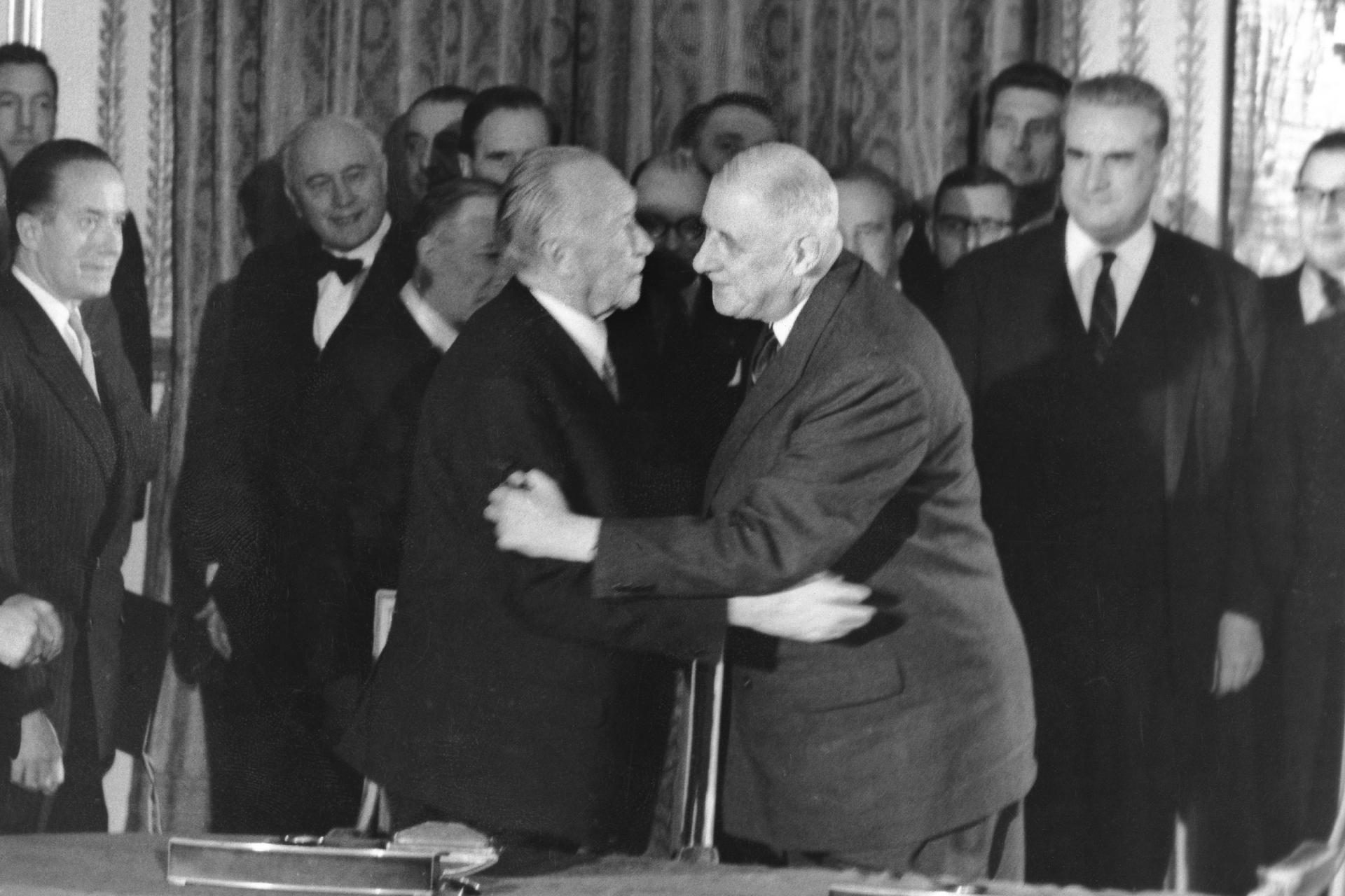 Spolkový kancelár Konrad Adenauer a francúzsky prezident Charles de Gaulle po podpise slávnej Elyzejskej zmluvy o priateľstve a spolupráci z roku 1963.