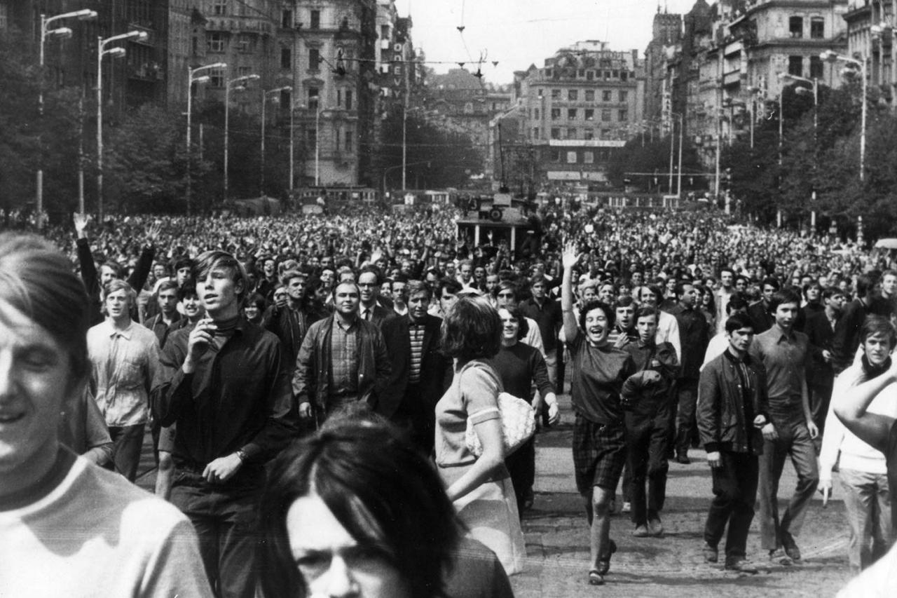 21. august 1969, Praha: Verejné zhromaždenie pri príležitosti prvého výročia sovietskej okupácie Československa. Duch Pražskej jari v tejto chvíli ešte nebol medzi ľuďmi úplne potlačený. Stále mali odvahu demonštrovať, aj keď bezpečnostné zložky štátu už boli pripravené. 