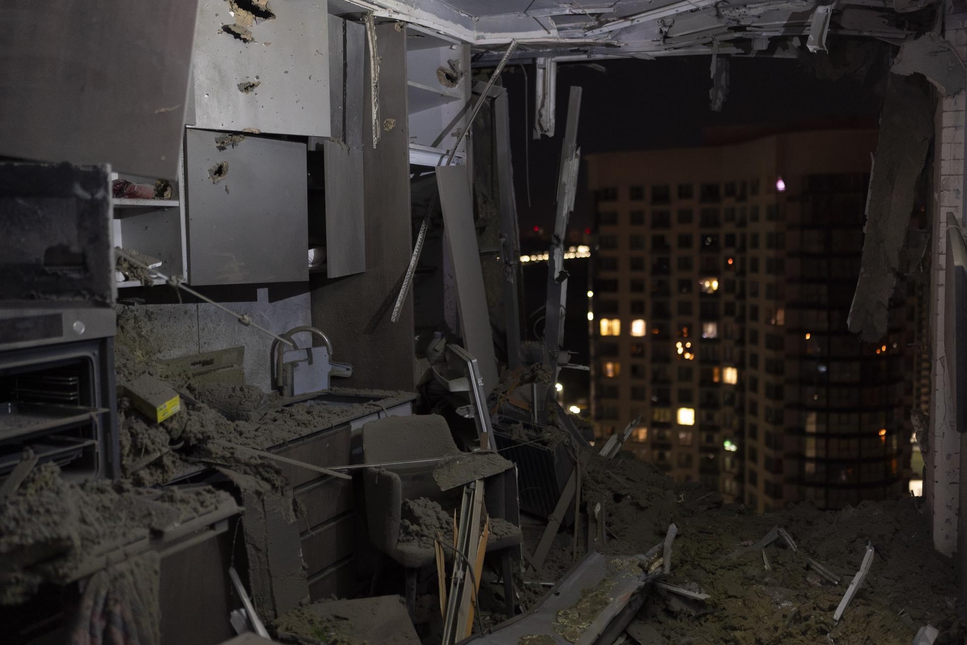 Na snímke vidno byt poškodený raketovým útokom. Kyjev 13.07.2023