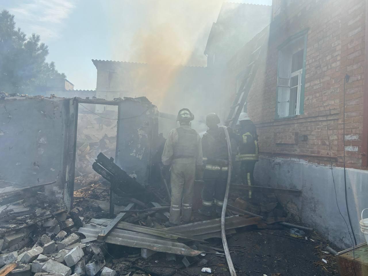 Bakhmut, Donecko. Po ostreľovaní začala horieť prístavba domu