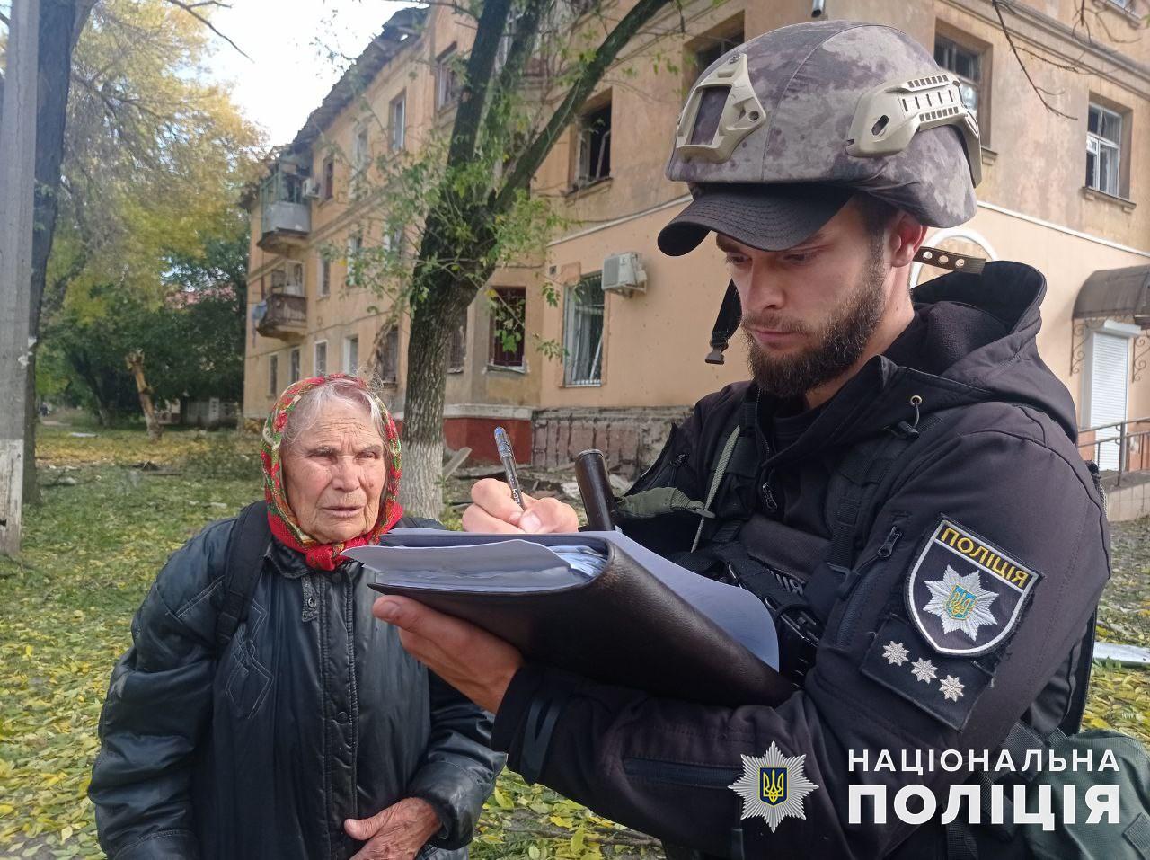 Kramatorsk, Donecký región, Policajti zbierajú dôkazy o ruskom útoku