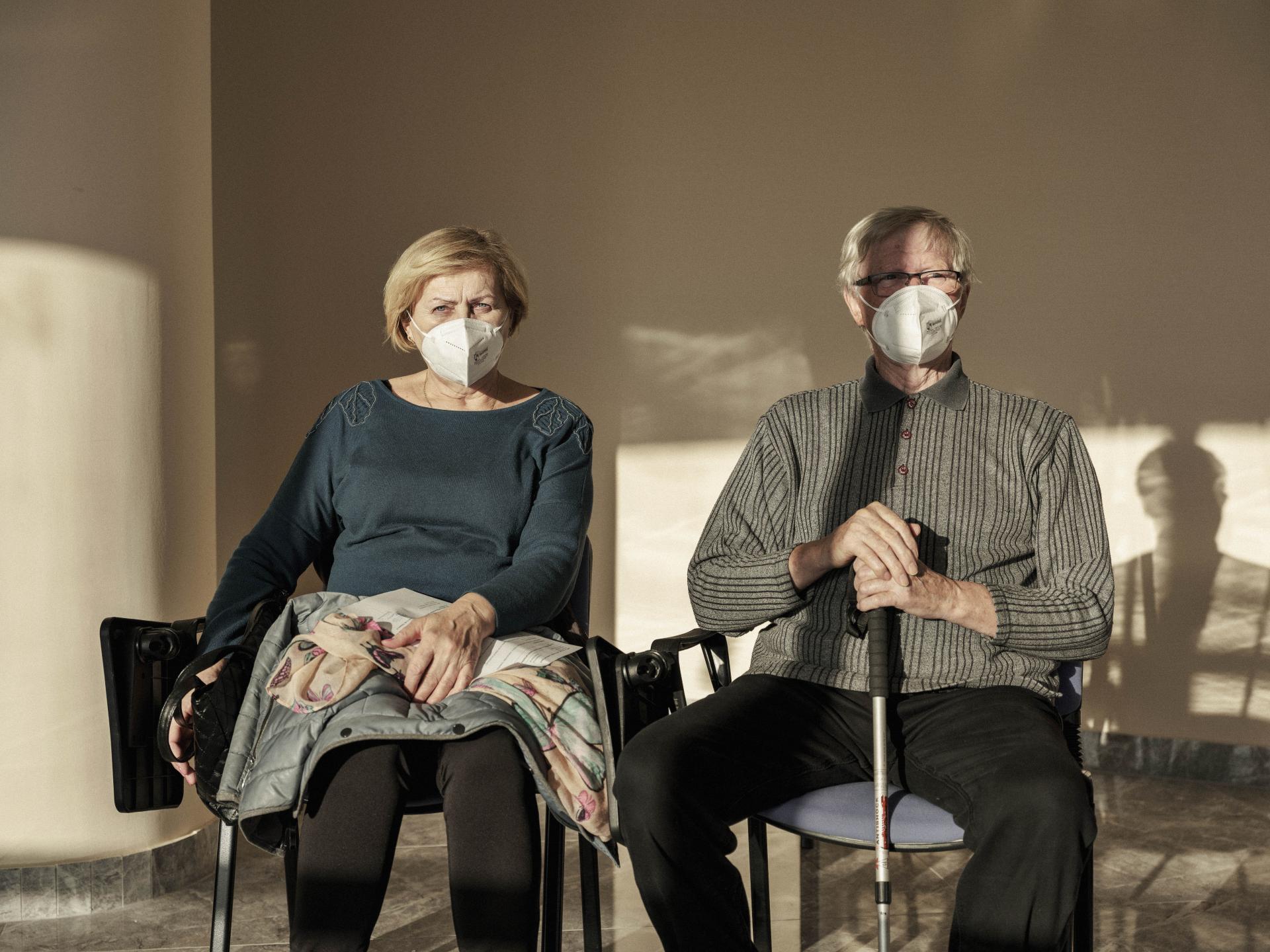 Seniori po očkovaní proti covidu-19 v NÚSCH. 