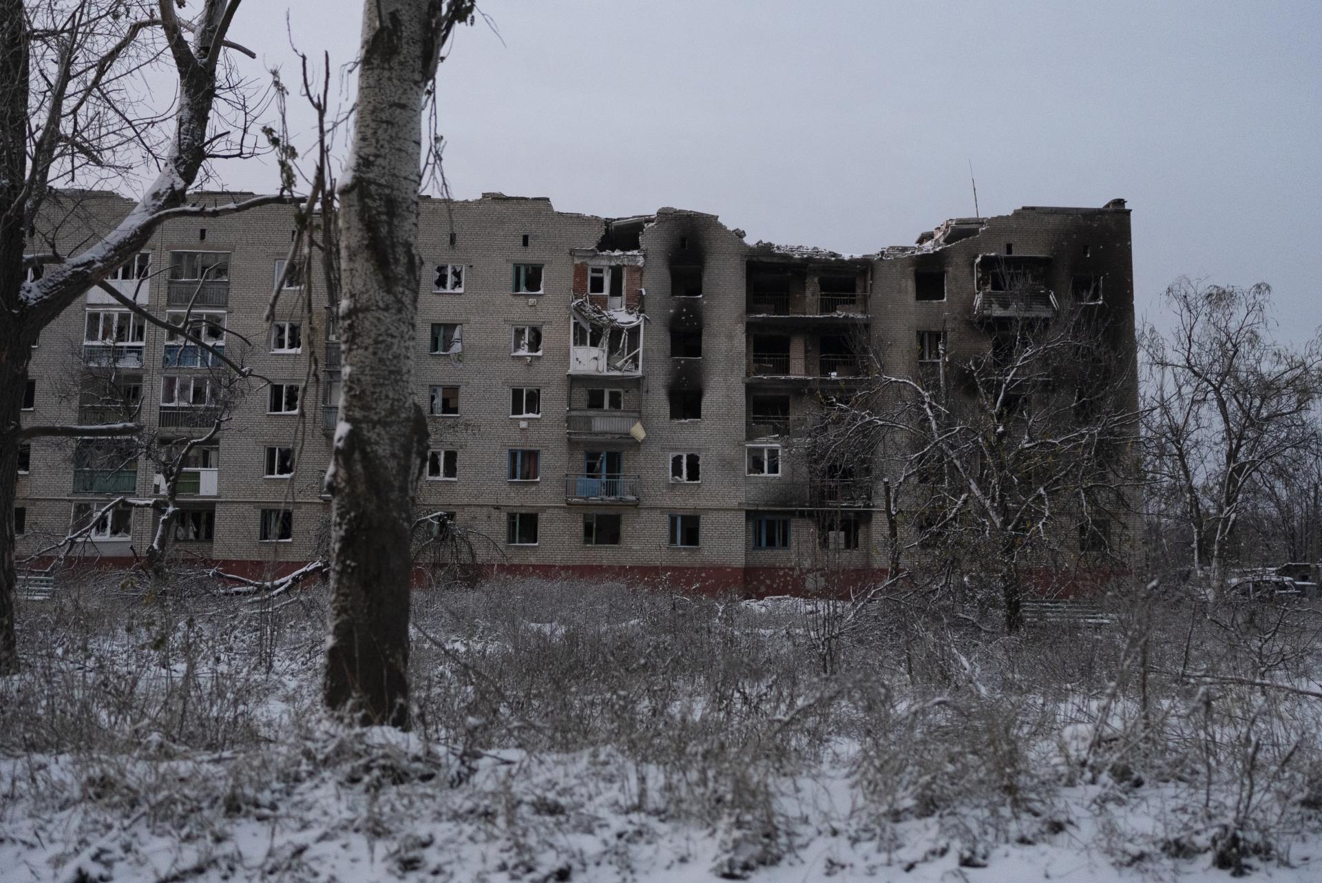Ťažko poškodená bytovka v ukrajinskom meste Časiv Jar.