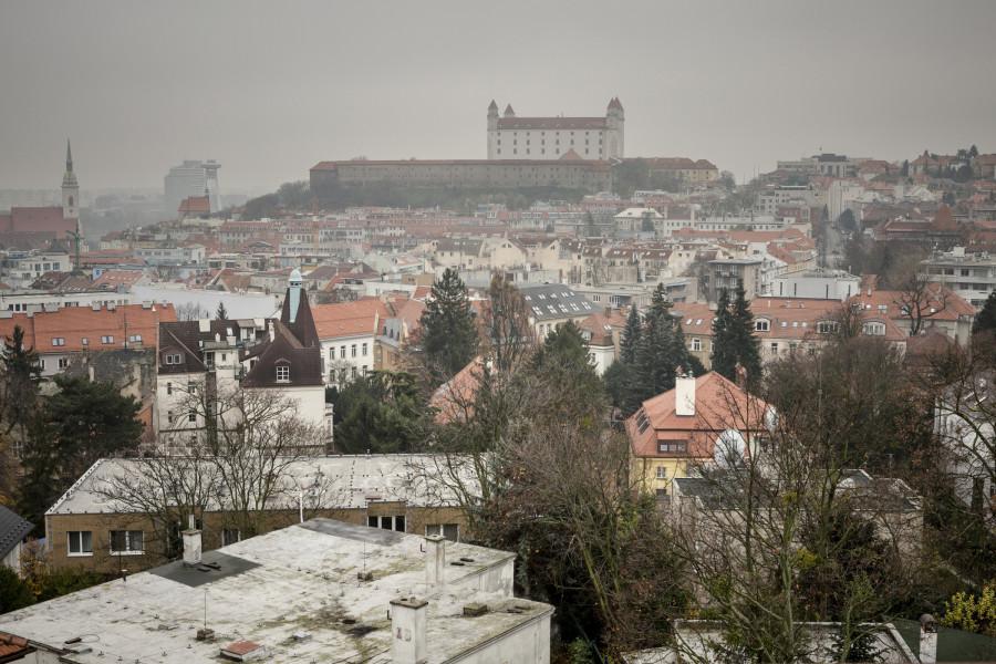 Tisíce obyvateľov okolitých ulíc sú desiatky rokov vystavené vysokovýkonnému vysielaniu v rôznych frekvenciách bez toho, aby mala Slovenská republika oficiálnu informáciu o jeho intenzite a prípadnom ohrození zdravia a životov občanov SR. 