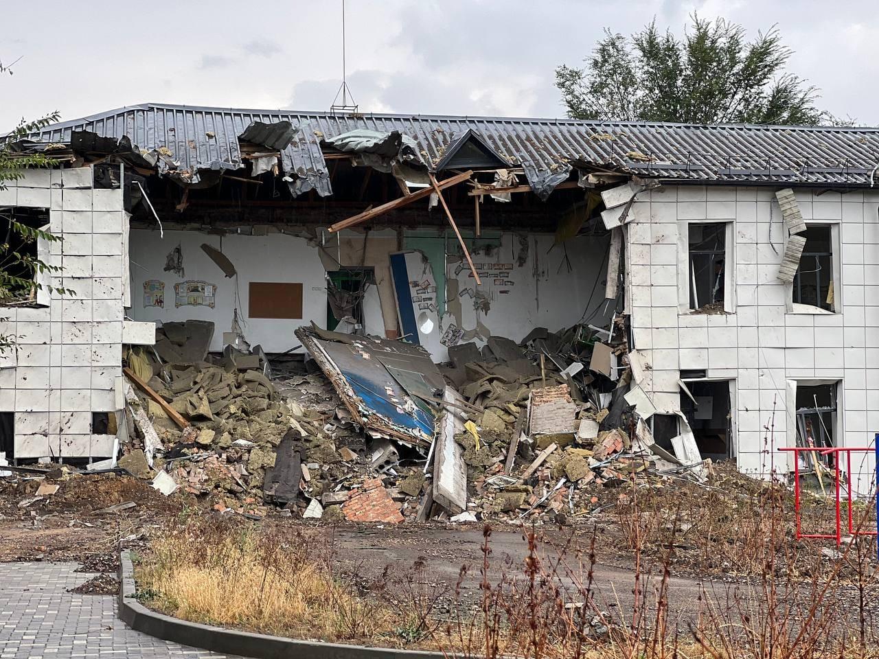 Dnipro, zničené líceum po ruskom útoku