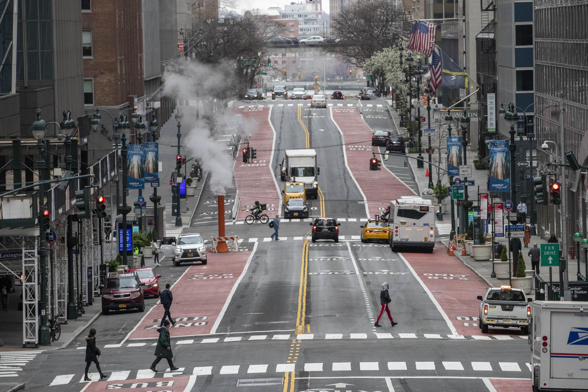 25. marec 2020 New York, USA: 42. ulica v New Yorku takmer bez premávky. Počet hospitalizácií v New Yorku rastie rýchlejšie, ako bolo očakávané a vrchol epidémie odhaduje vedenie mesta až o niekoľko týždňov.