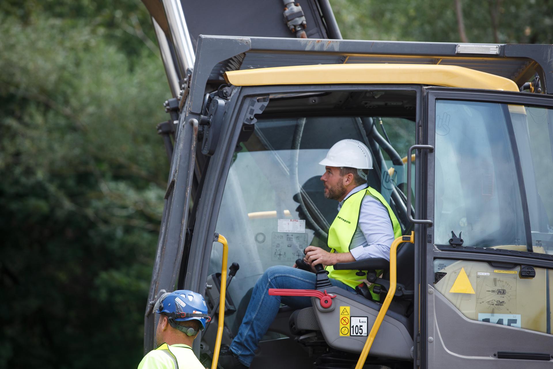 Premiér Peter Pellegrini symbolicky odštartoval demolačné práce.