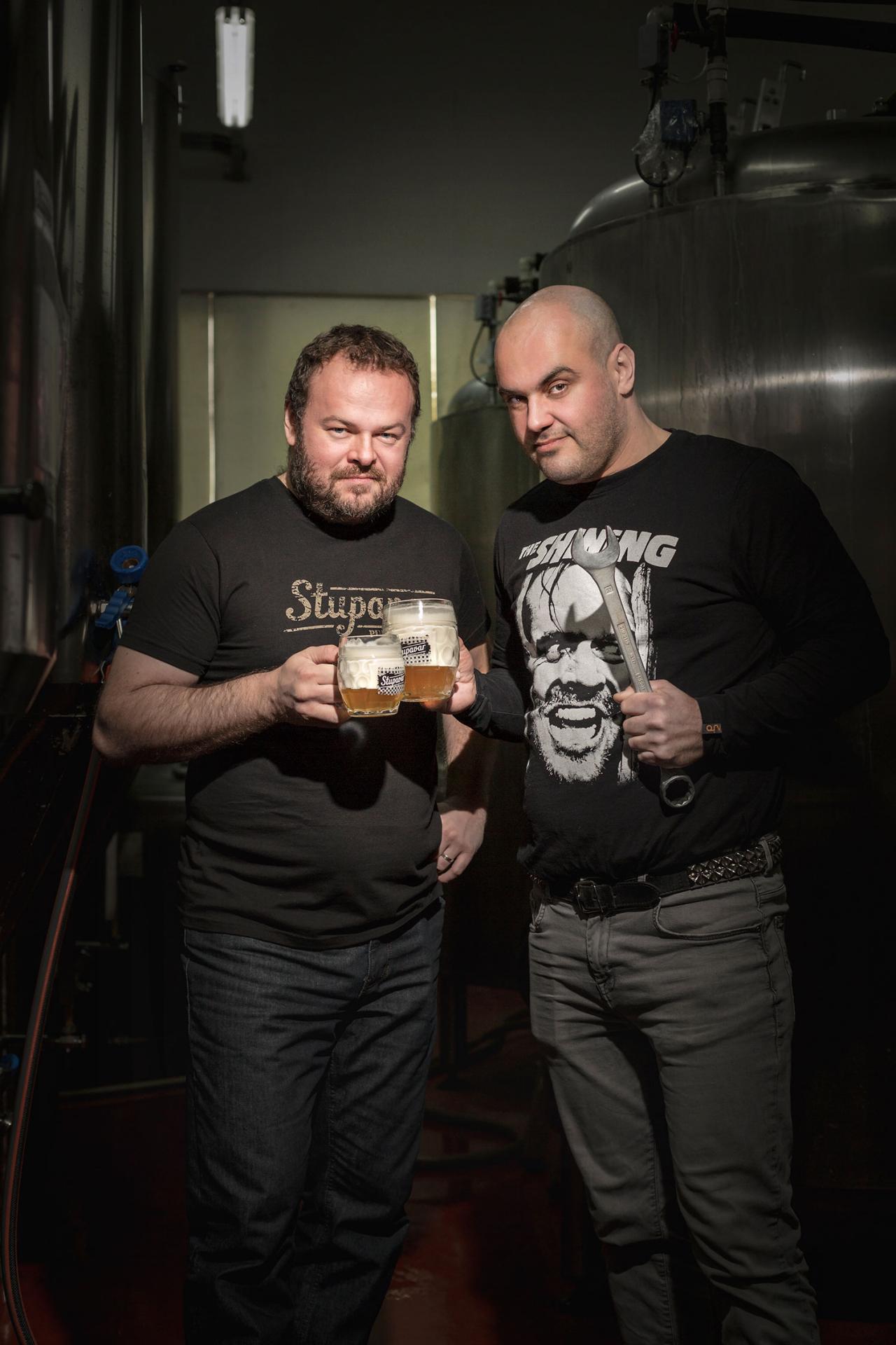 Martin Hrmo a Ľuboš Kružič z pivovaru Stupavar začali s varením piva len pre seba a pár kamarátov, no postupne sa rozhodli pre profesionálnejší prístup a dnes je ich značka jednou zo stálic remeselného pivovarníctva na Záhorí.