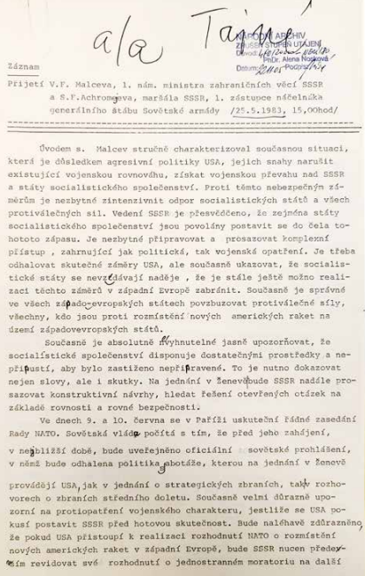 První strana Vajnarova záznamu o jednání Gustáva Husáka s Malcevem a Achromejevem. Značku „a/a“ (ad acta) a označení „Tajné“ připsal na dokument sám Husák.
