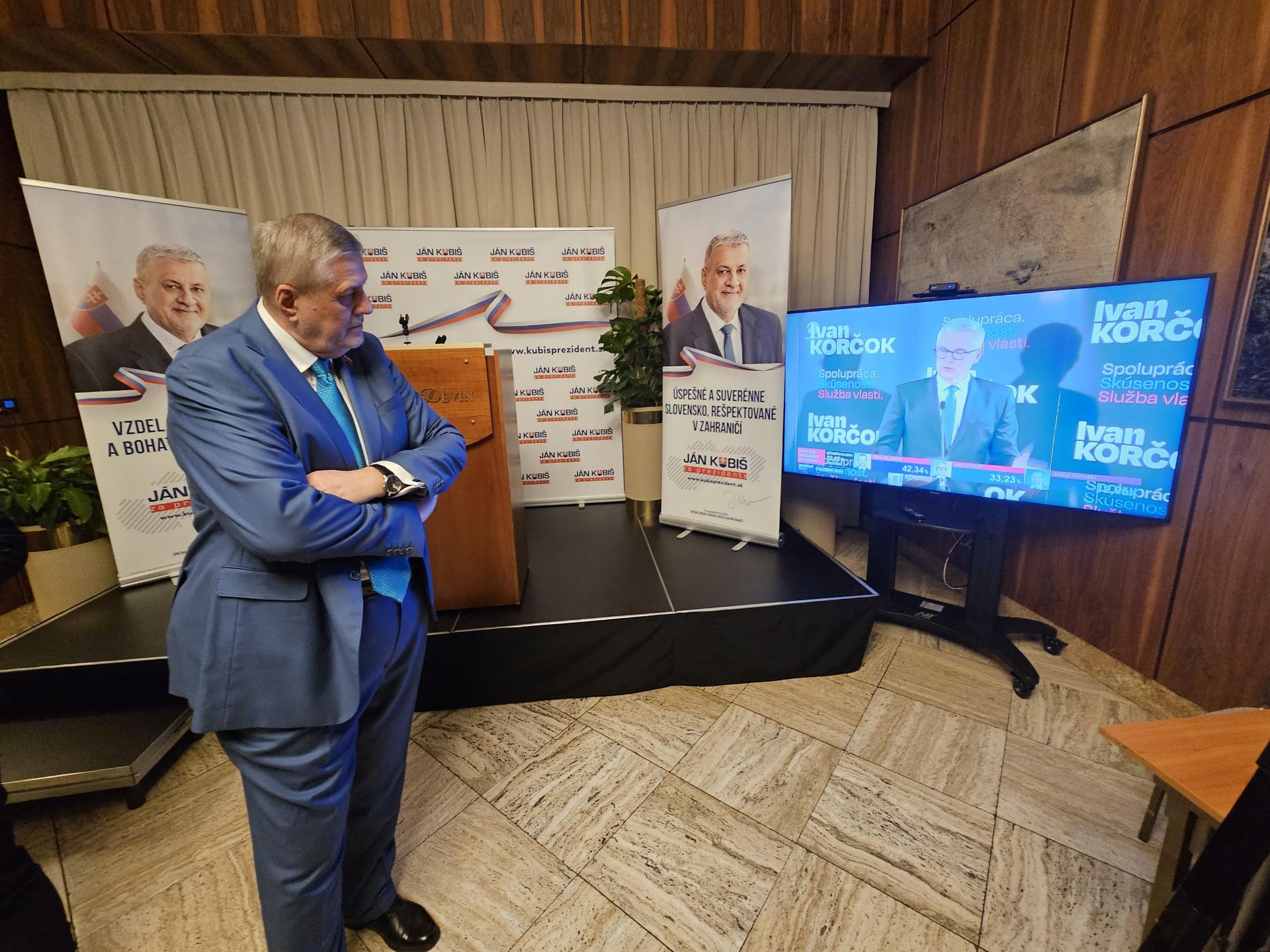 Kandidát na prezidenta Ján Kubiš pred brífingom v rámci volebnej noci kandidáta na prezidenta SR Jána Kubiša v hoteli Devín pri príležitosti 1. kola prezidentských volieb 2024