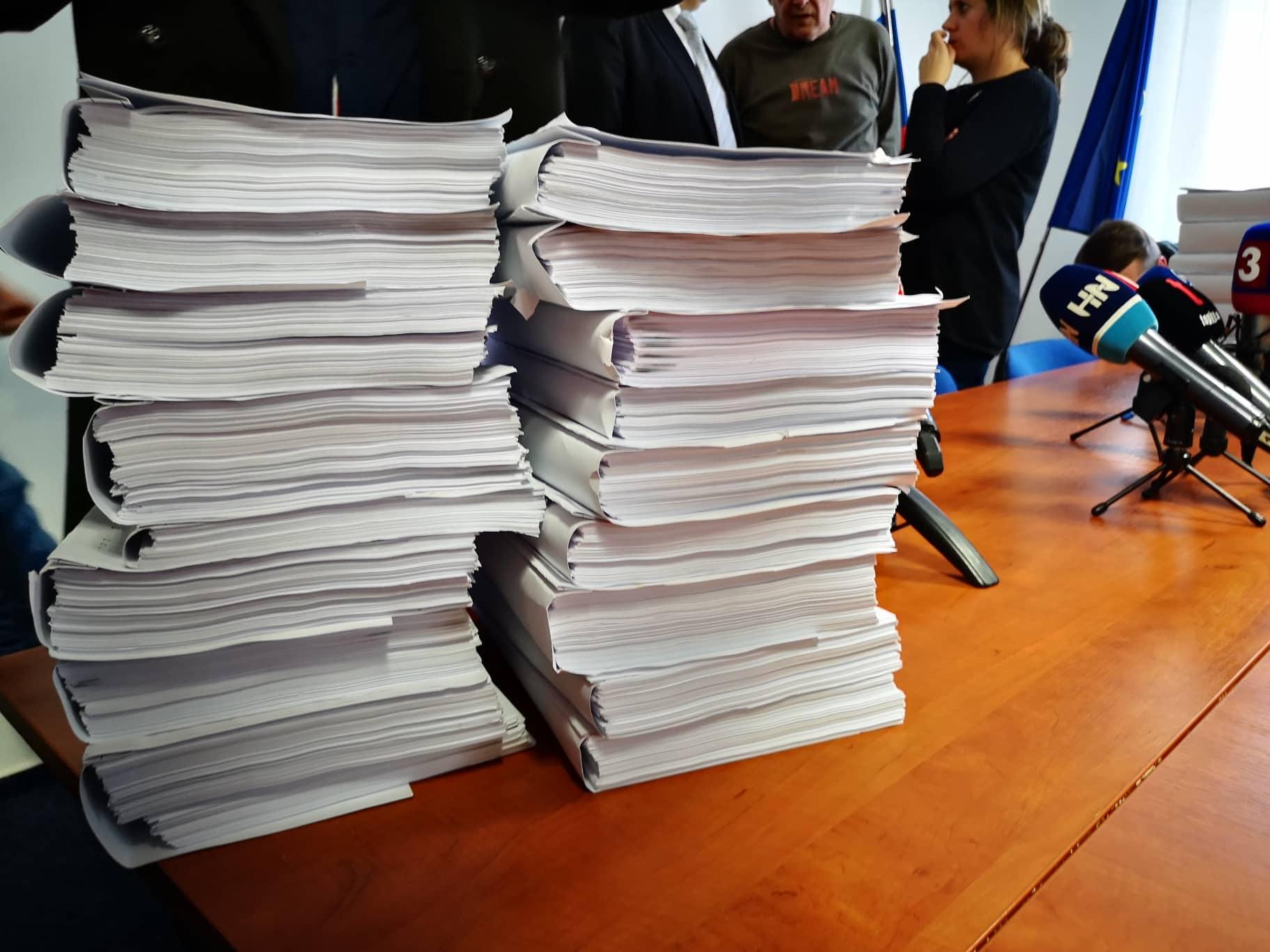 Prokurátori na tlačovke ukázali aj celý policajný spis. Má vyše 15-tisíc strán.