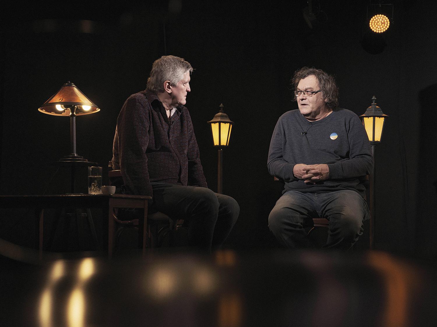 Moderátor Štefan Hríb a fyzik Martin Mojžiš v štúdiu v relácie .pod lampou.