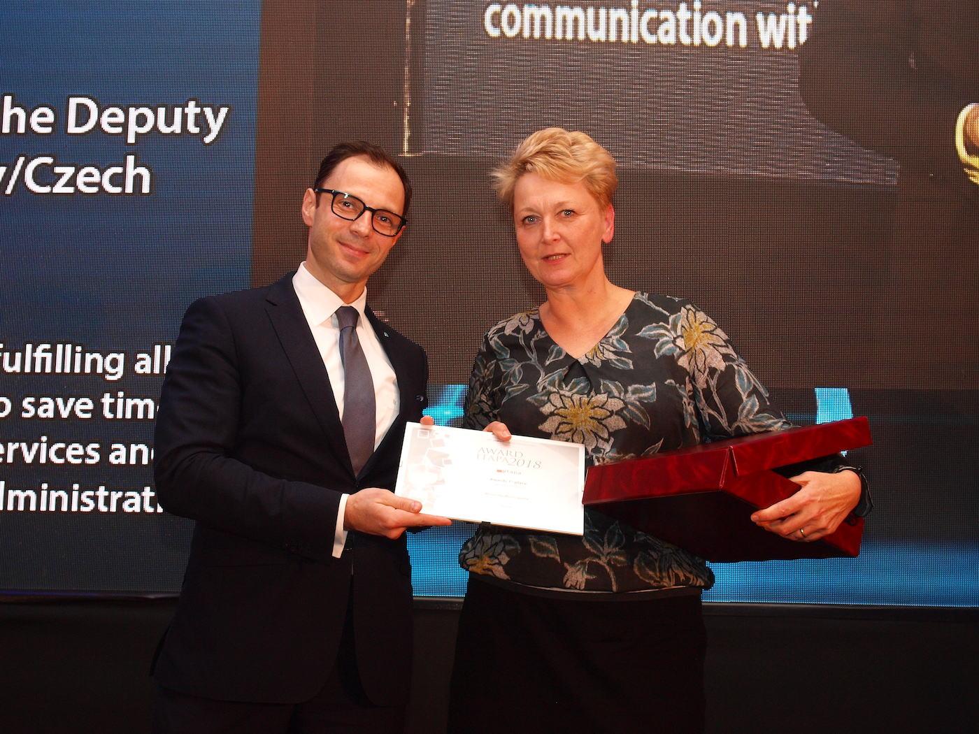 CENA ITAPA V4: Ferenc Dávid Andor, výkonný riaditeľ Vysegrad Fund a Zuzana Ondroušková, ekonomická riaditeľka Dopravního podniku města Brno.