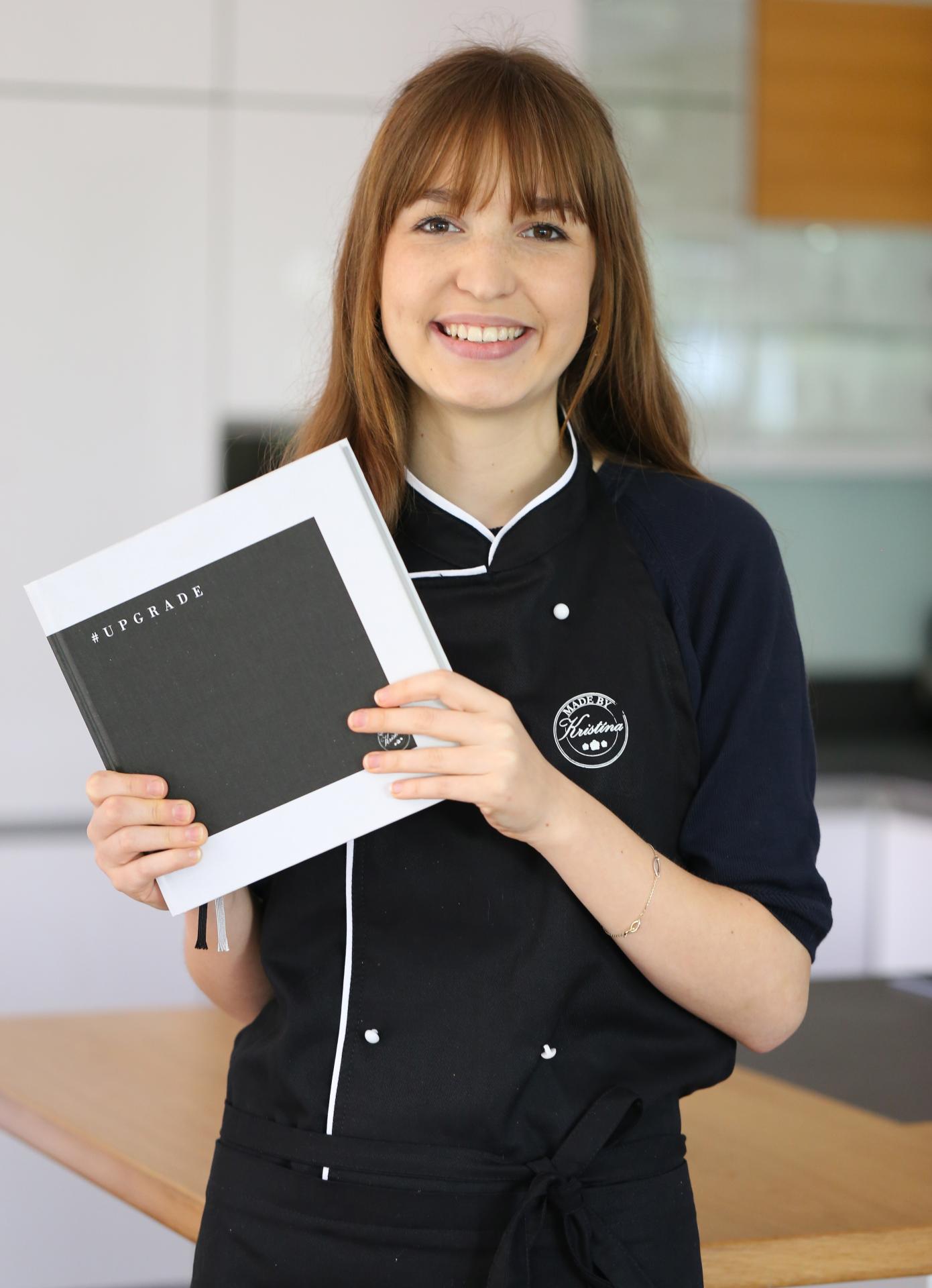 Kristína so svojou prvou kuchárskou knihou #UPGRADE.