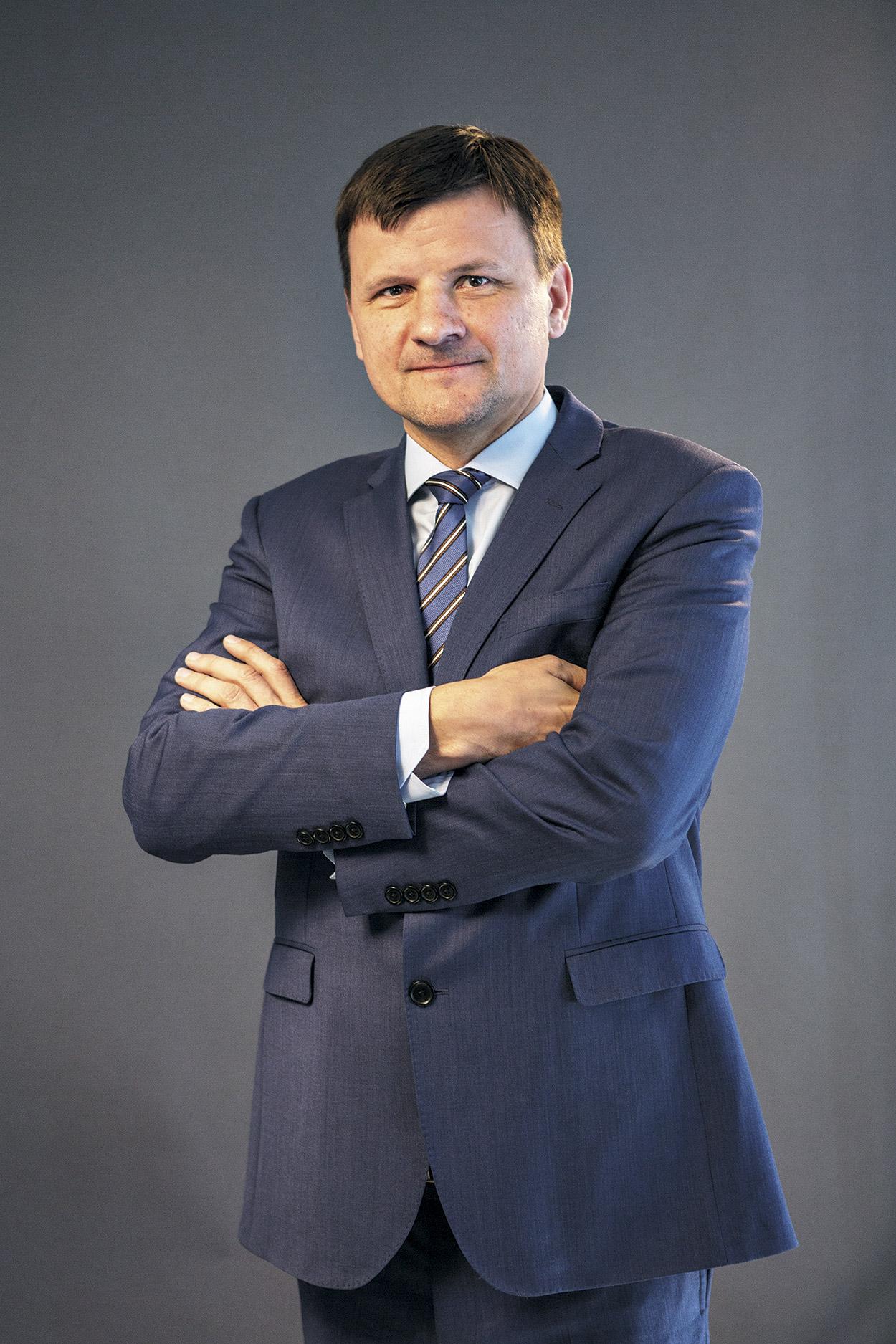 Alojz Hlina, predseda KDH: „Ak chce niekto byť kresťanským demokratom, nemal by podľa mňa byť trikrát rozvedený. To nesedí. Čo vyžaruješ, to priťahuješ. Je pravda, že tie meradlá na kresťanského politika sú prísnejšie. Ale ja s tým problém nemám.“