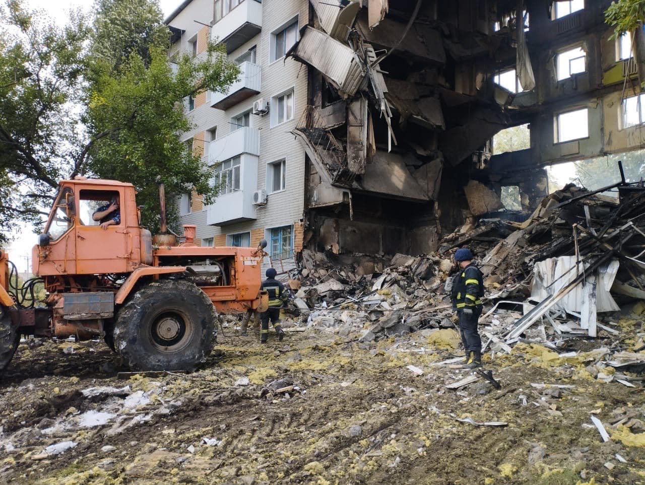 Bachmut, Donecký región. Záchranári začali triediť trosky 5-poschodovej obytnej budovy zničenej leteckým útokom