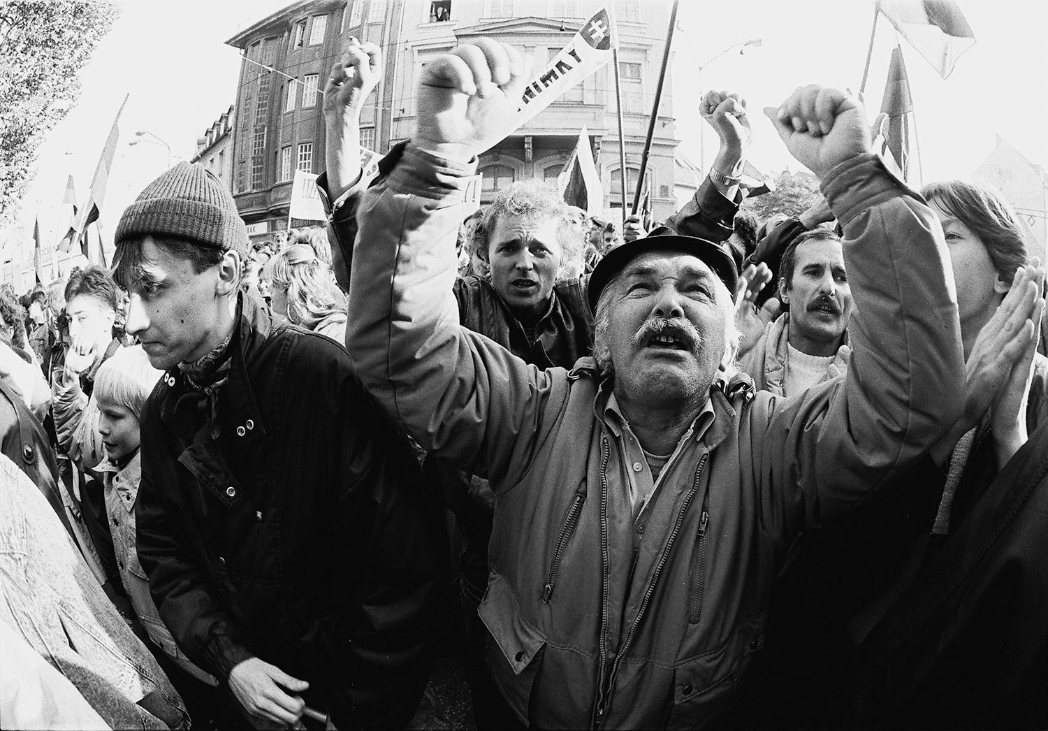 Rok 1990, Bratislava: Demonštrácia nacionalistov na Námestí SNP. Vzostup slovenského nacionalizmu predznamenal rozpad spoločného československého štátu. Republika sa rozdelila bez referenda.