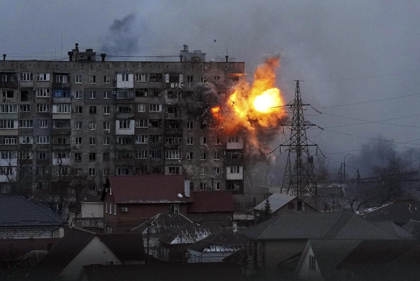 Obytná budova po zásahu tankom: Mariupoľ, 11.3. 2022