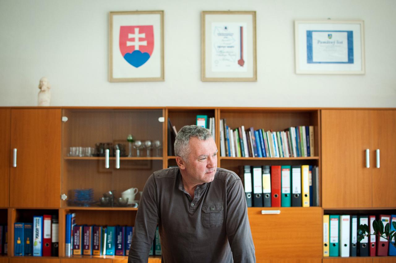 7. február 2016, Levice: Riaditeľ gymnázia v Leviciach vysvetľuje postoje pedagógov, ktorí neštrajkovali. Iniciatíva slovenských učiteľov podľa neho neformulovala požiadavky správne."