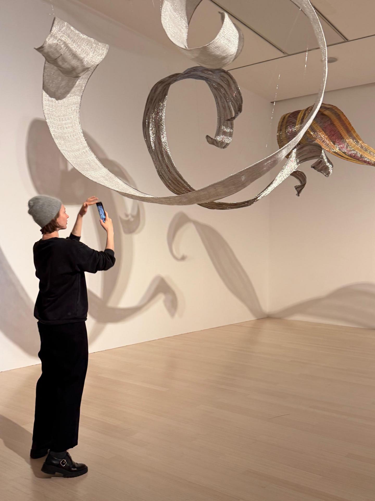 Yuma-Taru: The Cycle of Life (2023). Textilná inštalácia inšpirovaná atayalskou tradíciou tkania, kde sa ľudský život chápe ako nepretržitý kruh – od zrodenia po naplnenie. Život a tkanie splývajú do jedného rytmu.