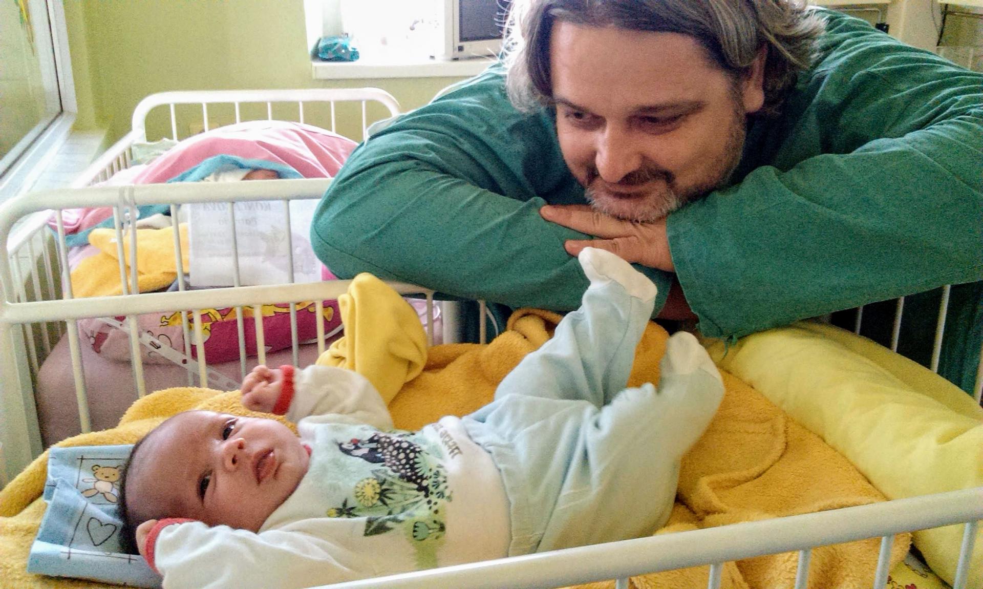 Prvé stretnutie Karola Sudora s adoptovaným synom.