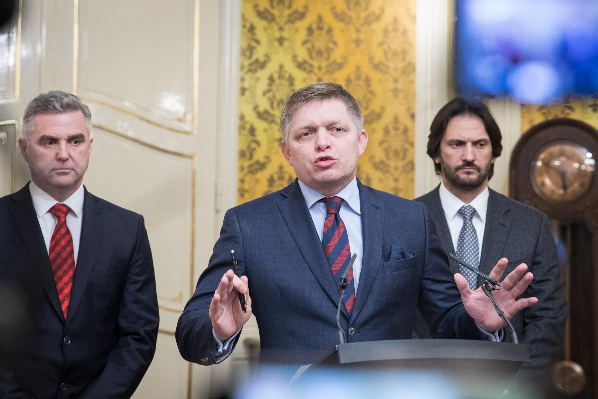 Tibor Gašpar, Robert Fico a Robert Kaliňák na pamätnej tlačovej besede, na ktorej ponúkali milión eur za informácie o vrahovi Jána Kuciaka a Martiny Kušnírovej.
