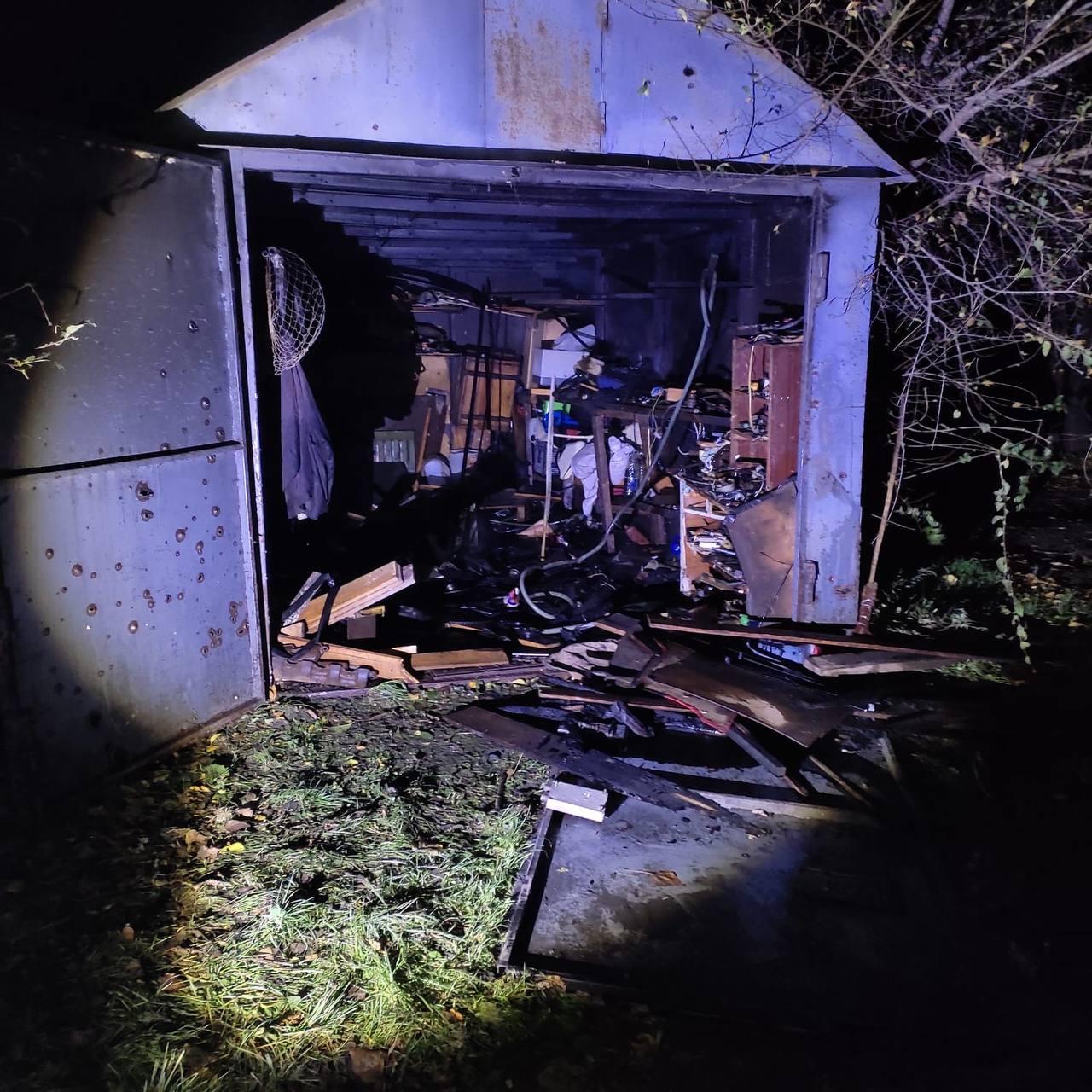 Nikopol, mesto v Dnepropetrovskej oblasti: zničený dom, garáž a okolie po ostreľovaní (2).