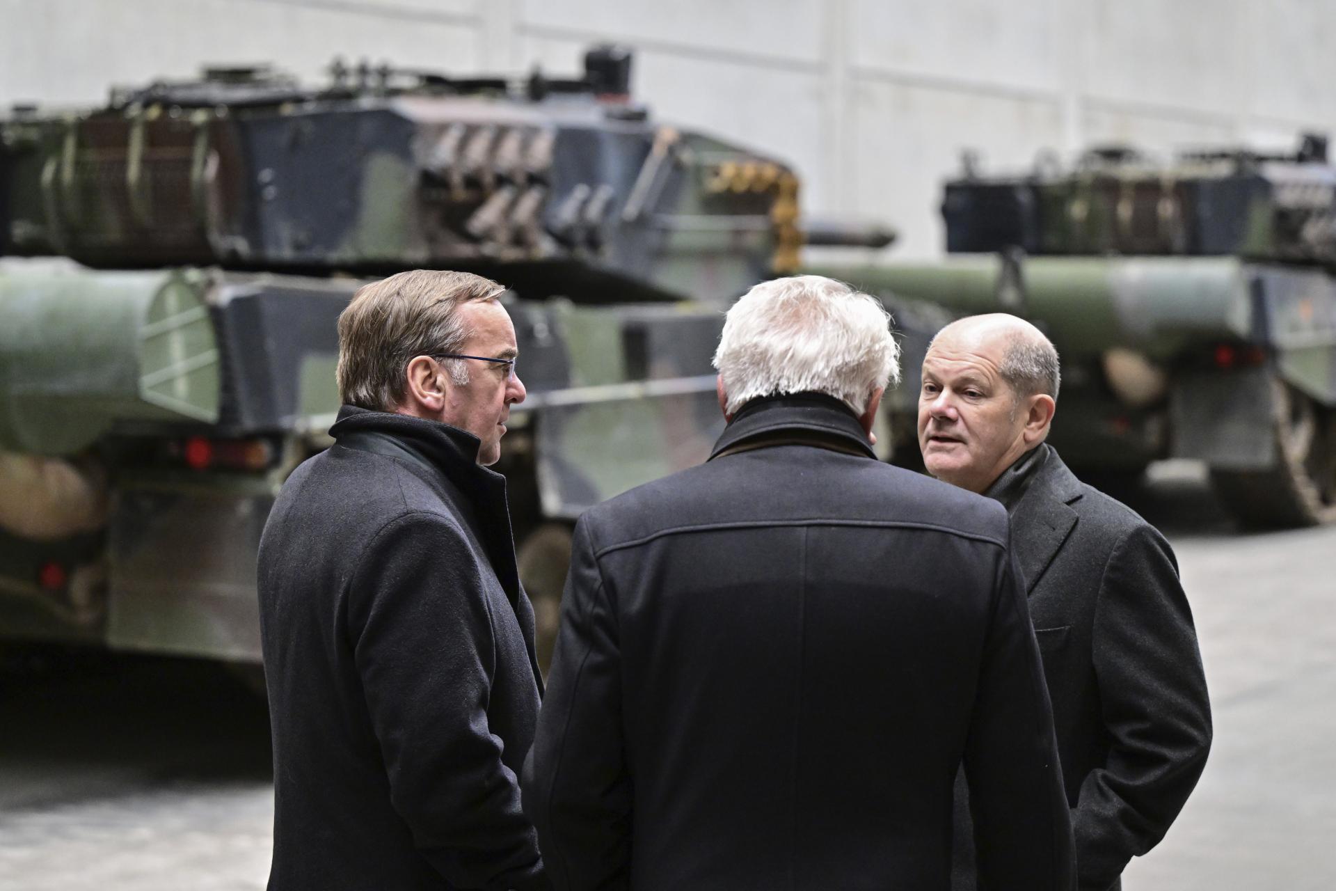 Nemecký kancelár Olaf Scholz, Armin Papperger, generálny riaditeľ Rheinmetall, a Boris Pistorius, spolkový minister obrany, kontrolujú výrobnú halu zbrojárskej spoločnosti Rheinmetall v Unterluess, Nemecko, pondelok 12. februára 2024