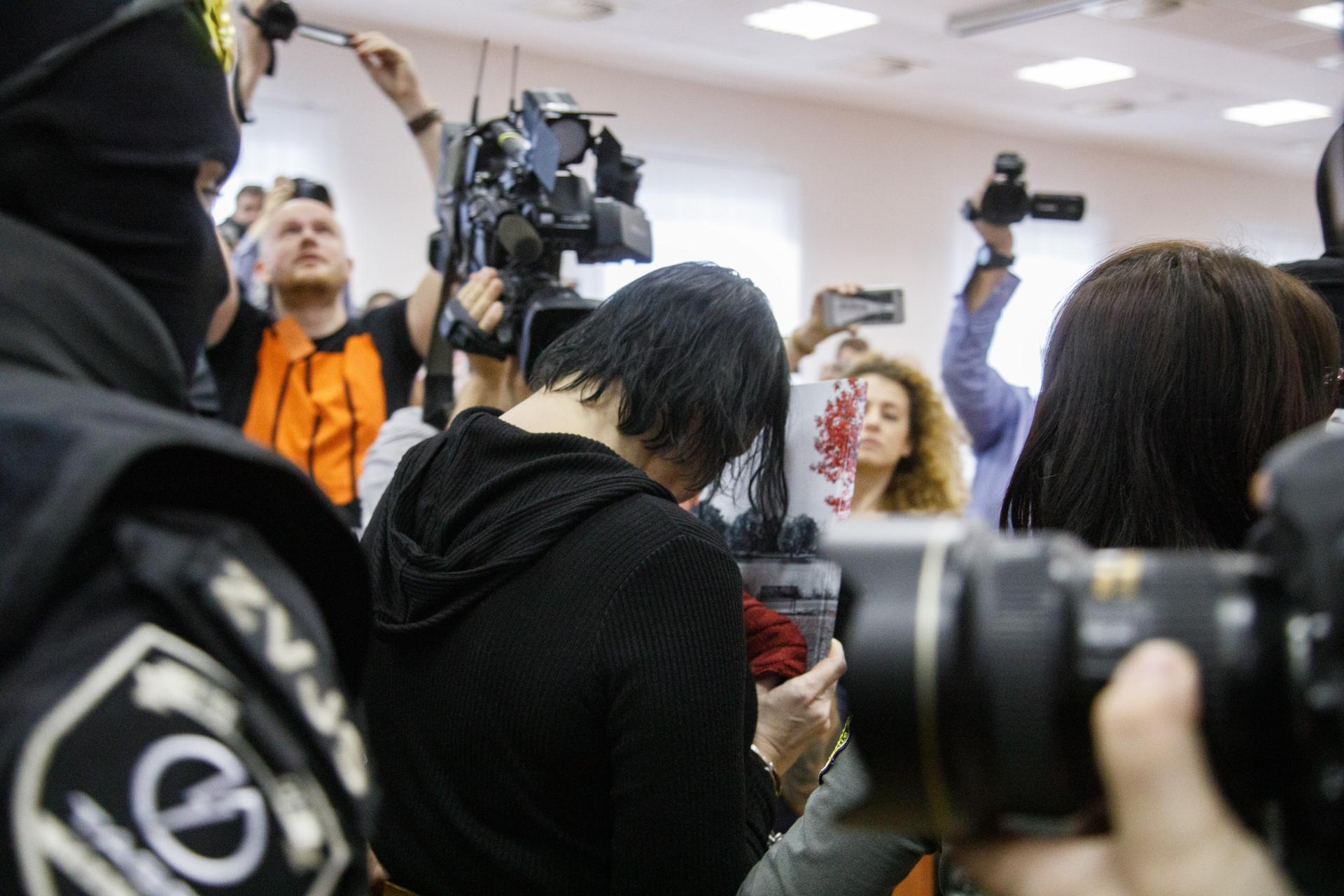 Alena Zsuzsová sa v pojednávacej miestnosti pred novinármi skrýva.