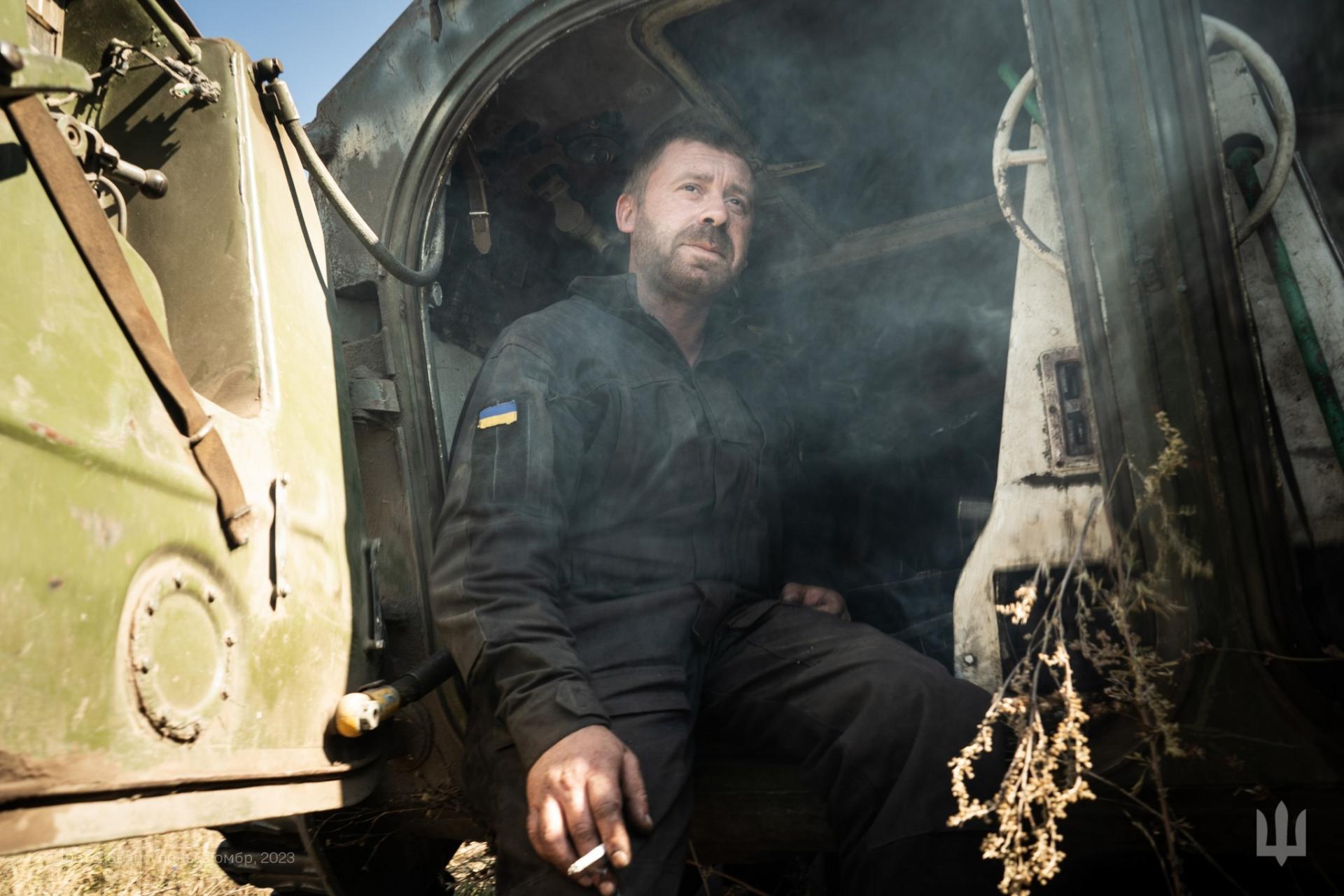 Ukrajinský vojak odpočíva počas dňa na fronte.