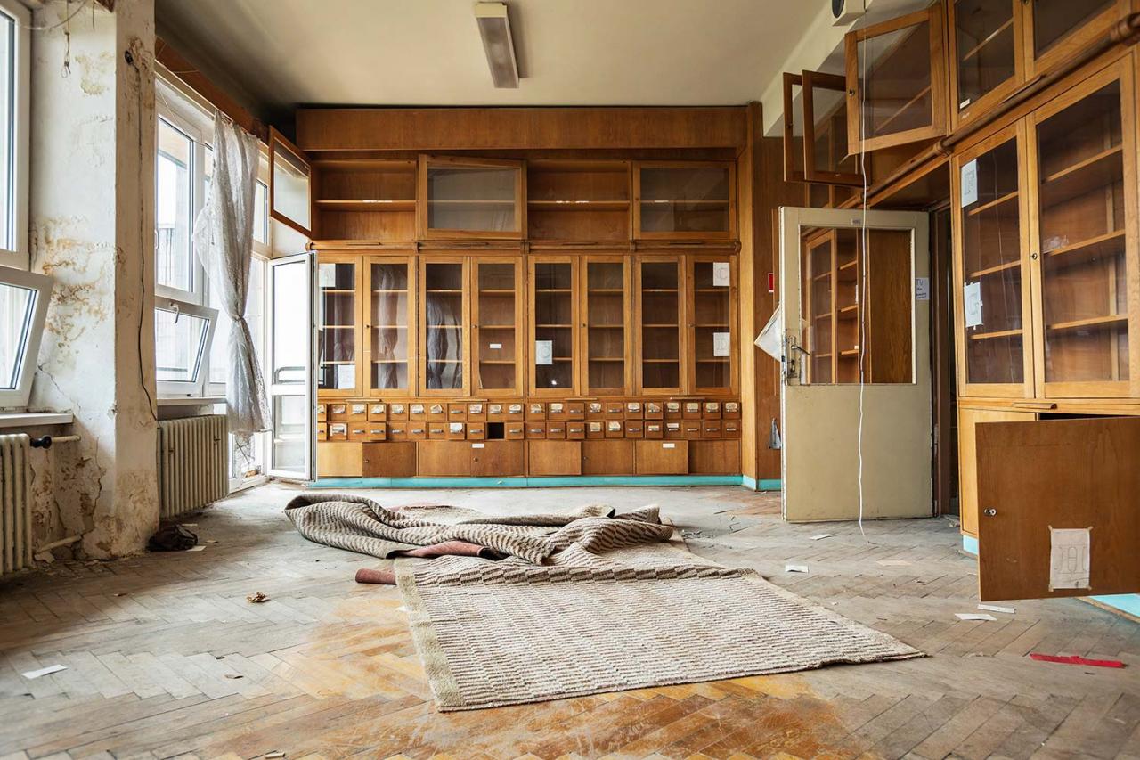 Typická ukážka opustenej miestnosti v areáli bývalej priemyslovky. Koncom roka by jej priestory mali byť využívané umelcami a kreatívcami.