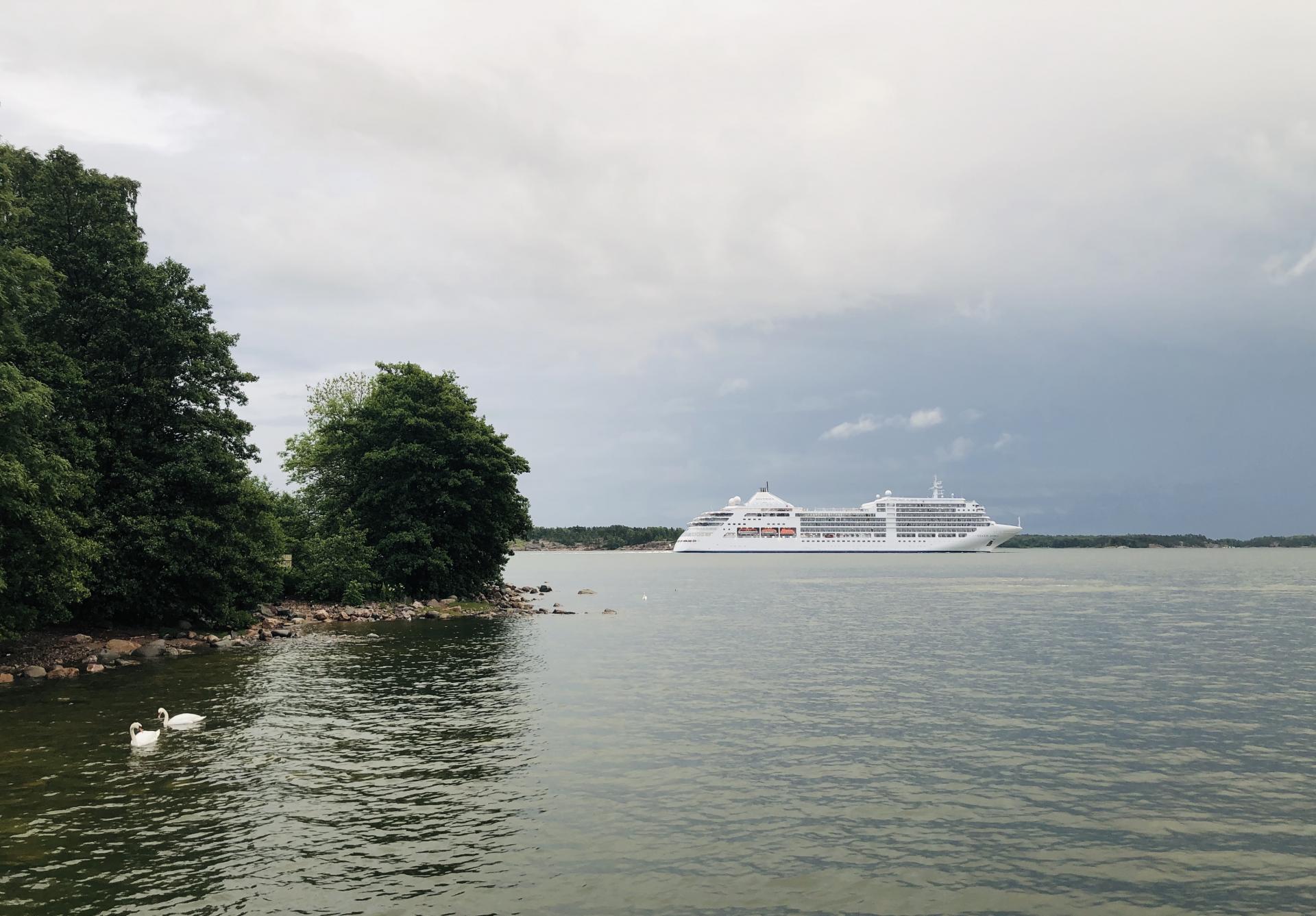 2. júl 2019 Helsinki, Fínsko: Veľké výletné lode produkujú veľa emisií a o ich vplyve na životné prostredie sa čoraz častejšie hovorí aj v Helsinkách.
