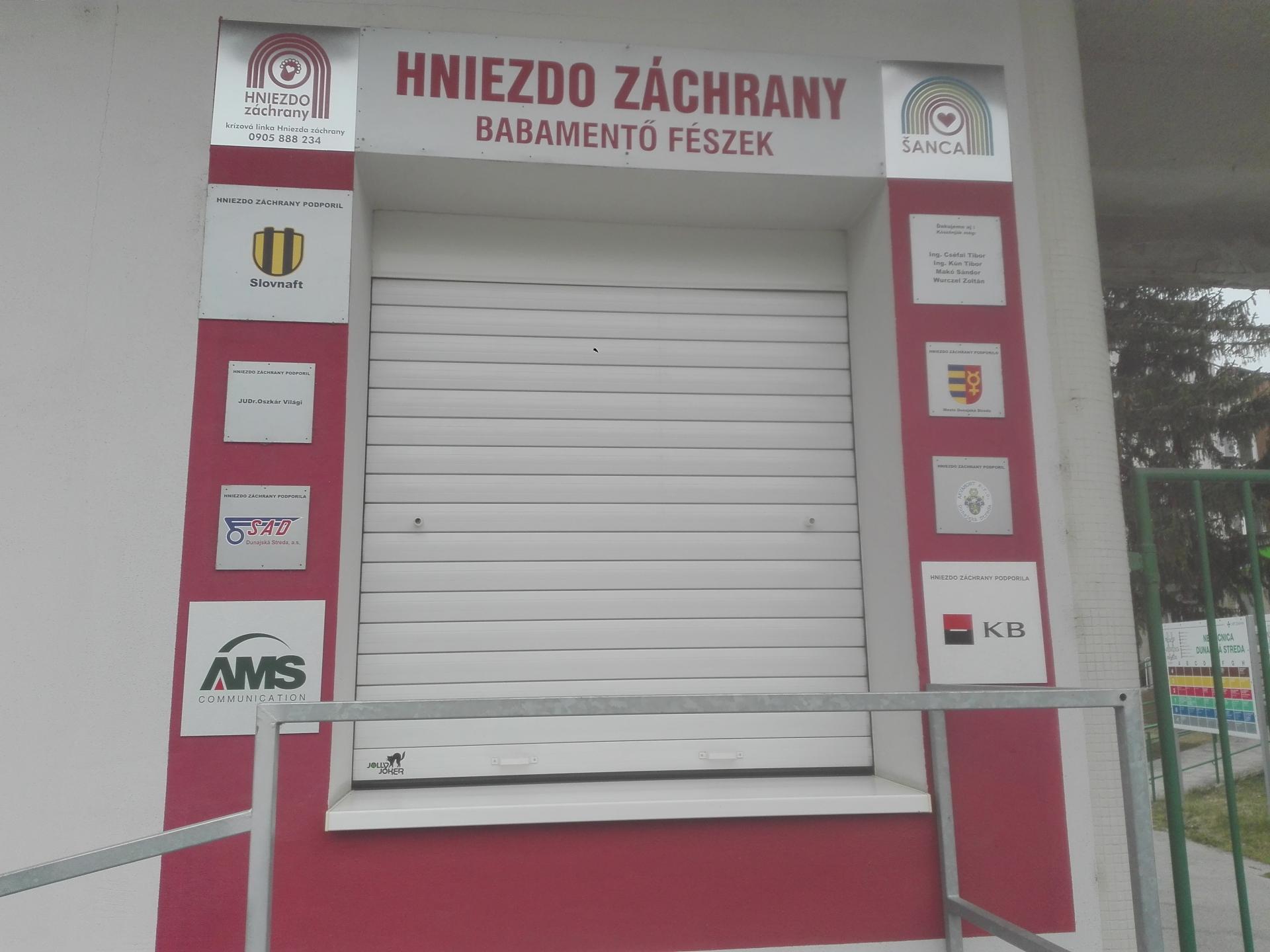 Jedným z charitatívnych projektov, ktoré podporila firma AMS Com je aj modernizácia 22 Hniezd záchrany na celom Slovensku. 