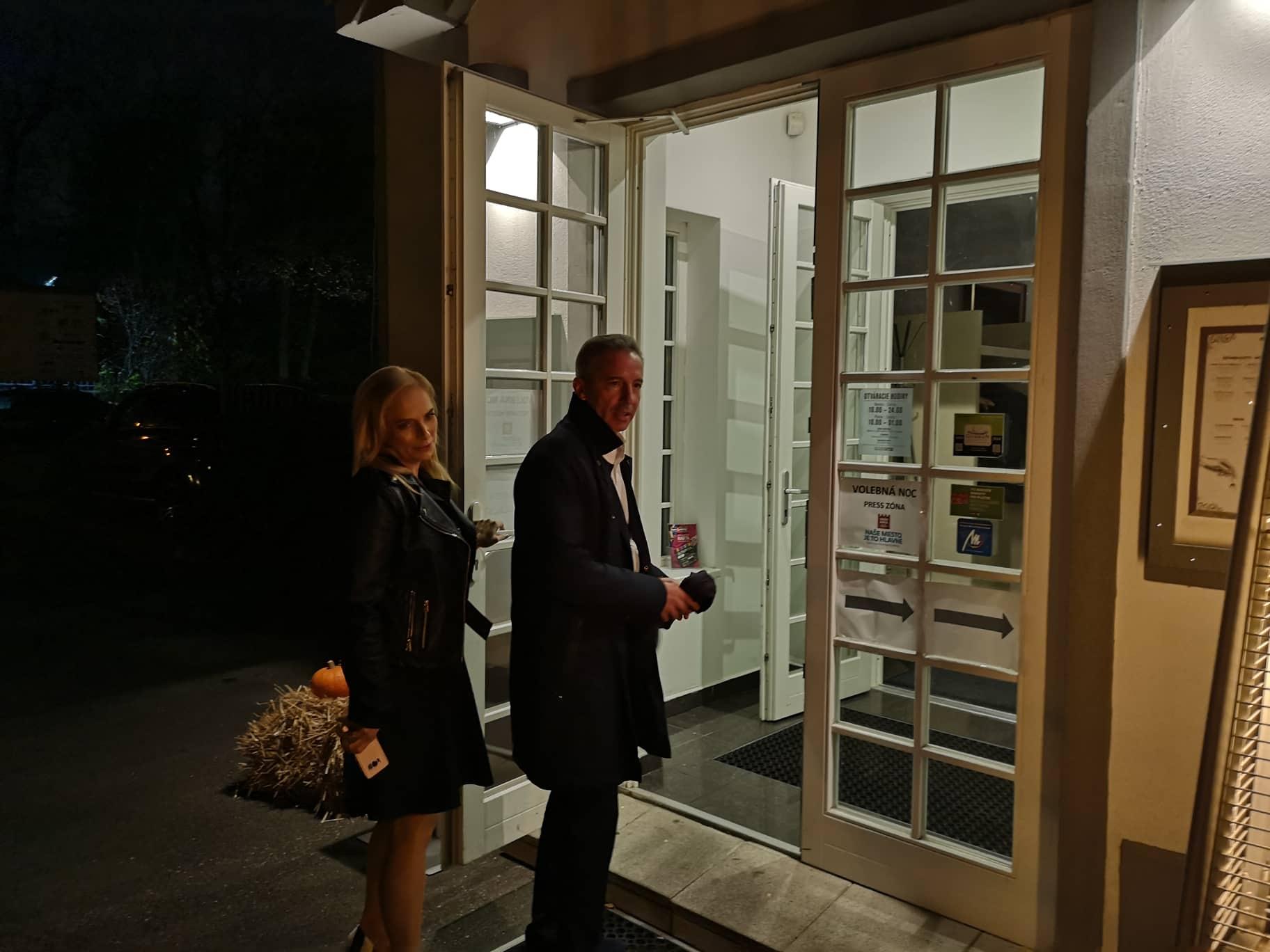 Václav Mika do svojho volebného štábu prišiel krátko pred desiatou. Po príchode do miestnosti s hosťami mu zatlieskali.