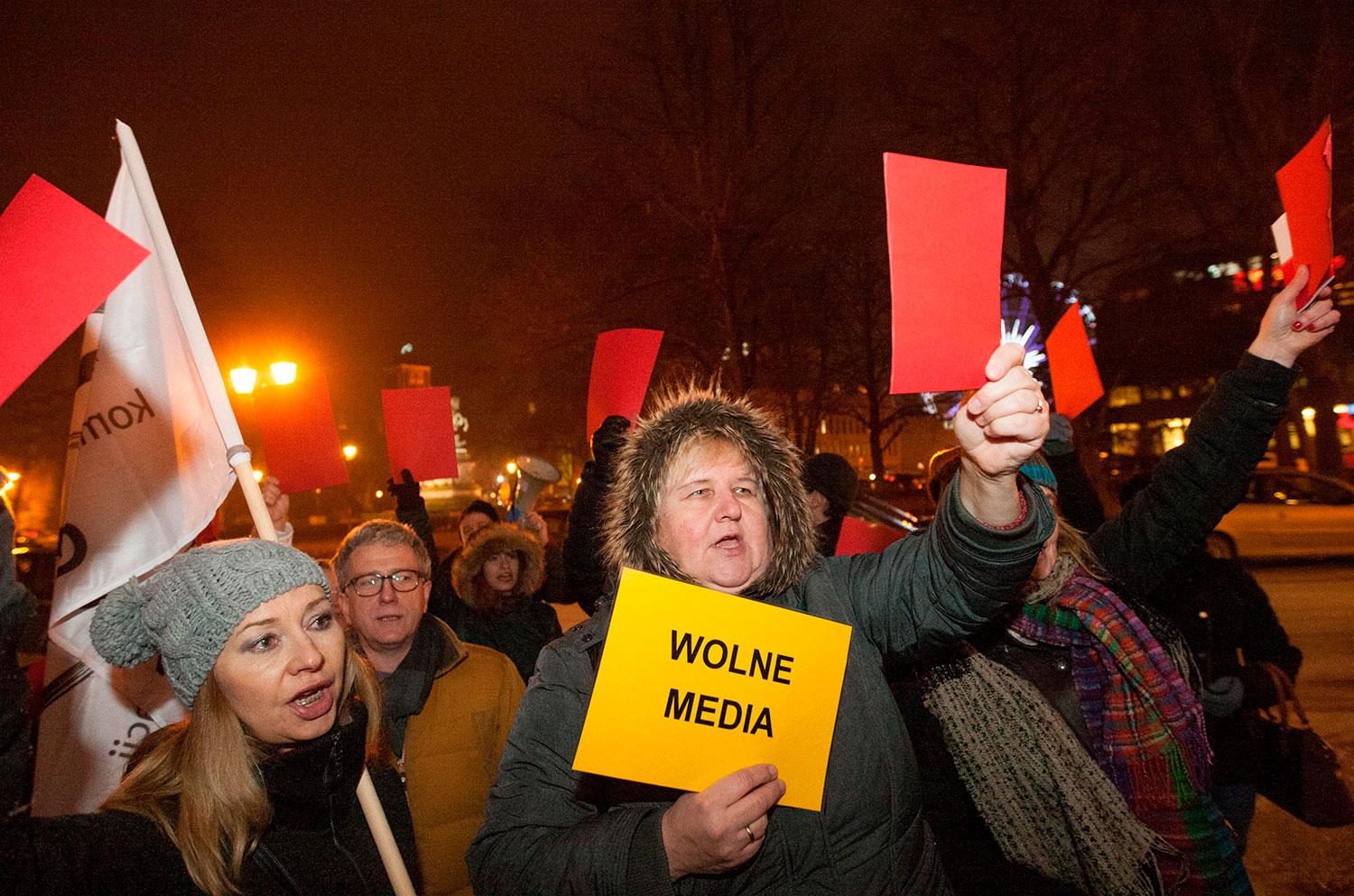 16. december 2016, Gdansk: Aktivisti hnutia Výbor na ochranu demokracie, ktoré vzniklo ako občiansky protest proti vládnej strane Právo a spravodlivosť, tvrdia, že strana praktizuje nedemokratickú politiku a škodí záujmom Poľska i celej strednej Európy.