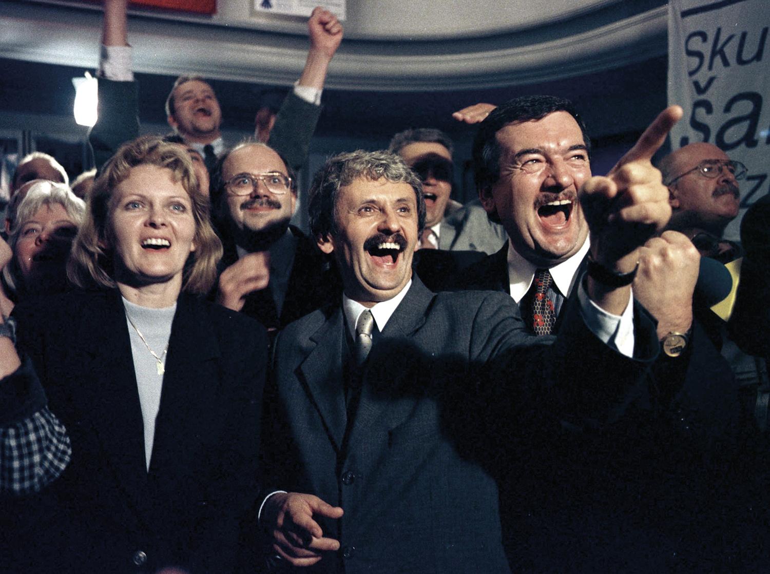 26. september 1998, Bratislava: Radosť vo volebnej centrále SDK po parlamentných voľbách. Aj vtedajšia opozícia zápasila s vnútornými konfliktmi, no napokon dokázala presadiť zásadnú zmenu smerovania Slovenska.