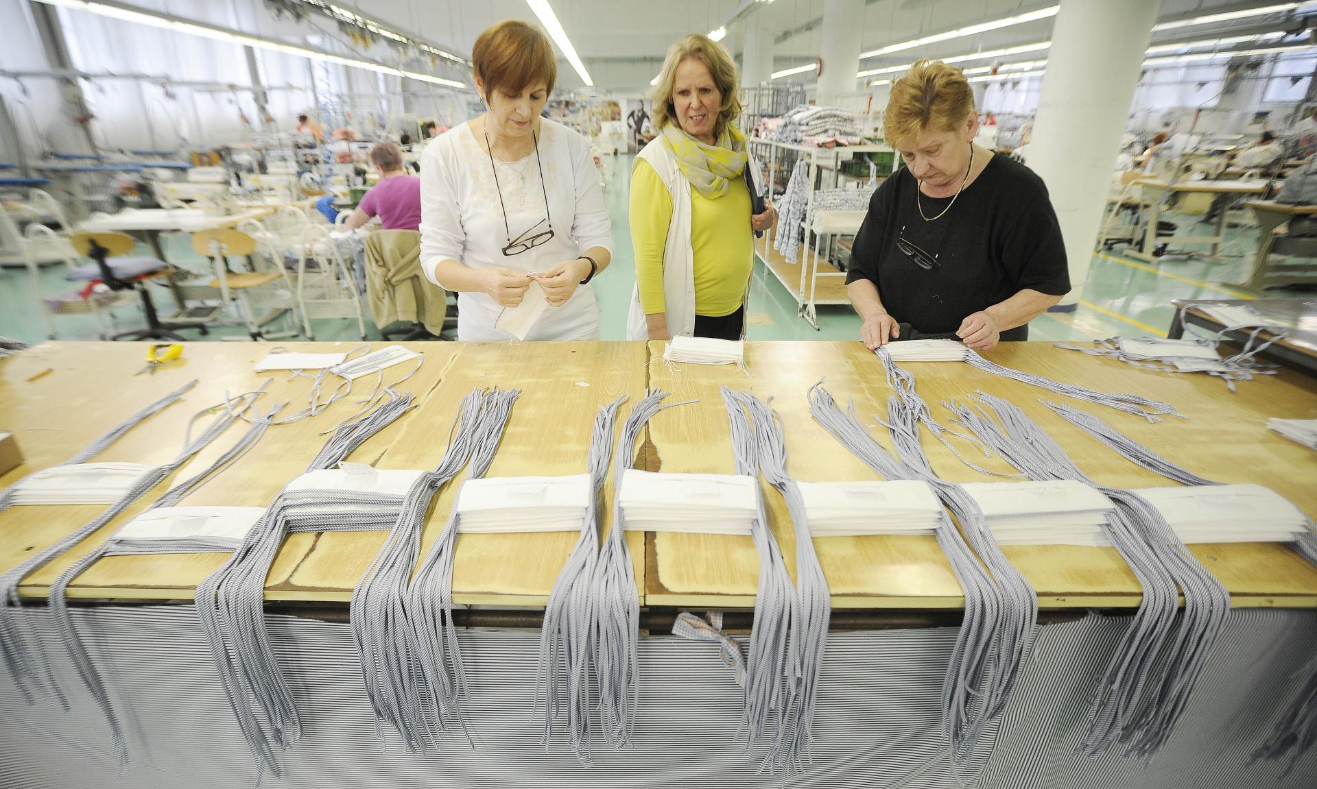Pracovníčky výroby ukladajú ochranné rúška vyrobené v textilnej spoločnosti Zornica, ktoré spoločnosť začala vyrábať v súvislosti s výskytom nového koronavírusu na Slovensku.