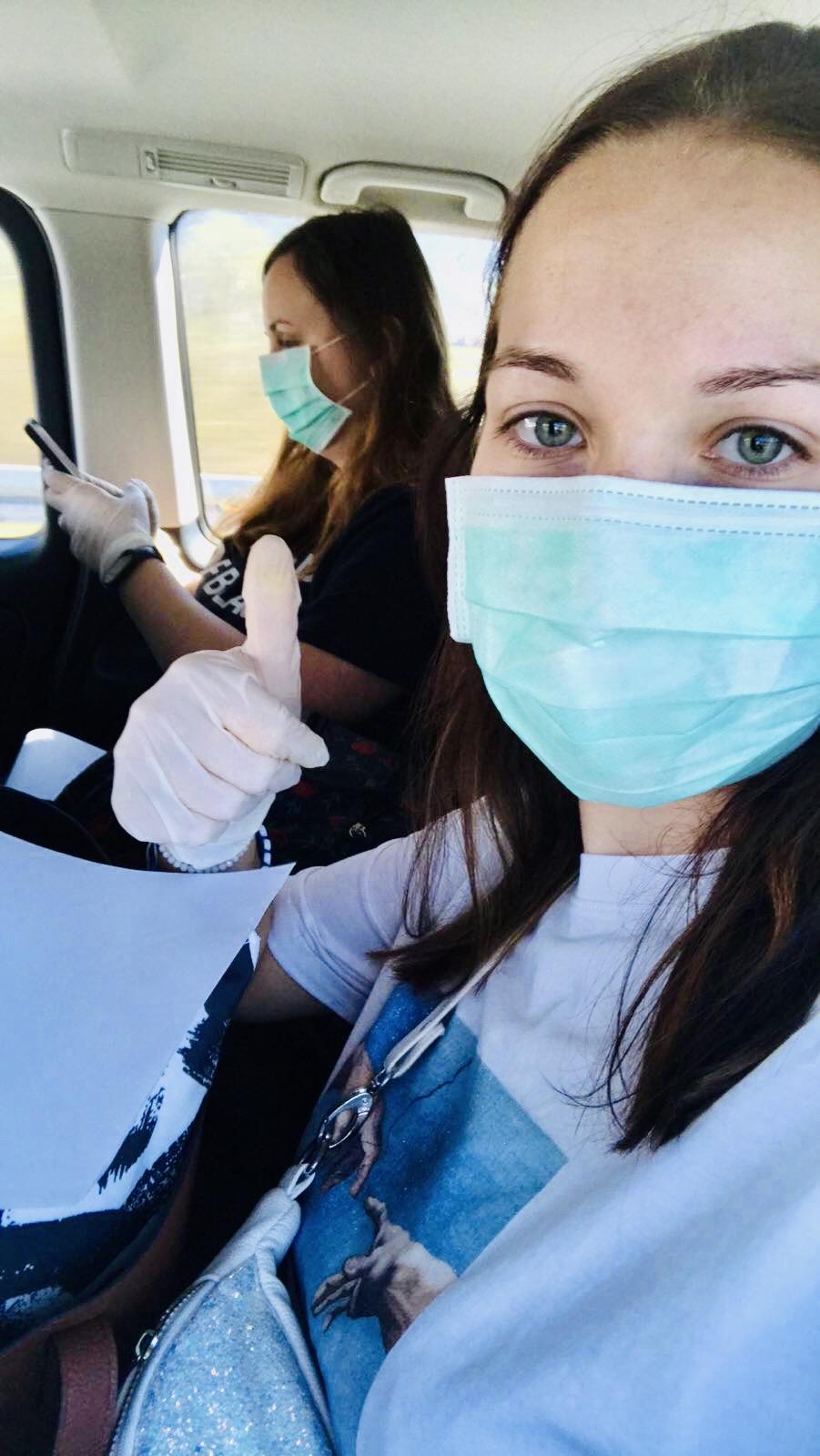 Slovenské študentky, obe Kristíny, počas cesty domov zo Záhrebu, ktorú im zabezpečila slovenská ambasáda v Chorvátsku. Cestovali od štvrka 19. marca do piatka rána.