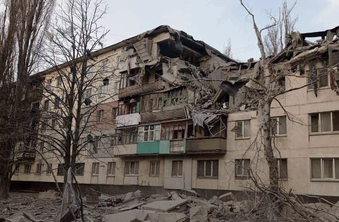 Luhansko, zbombardovaný obytný dom
