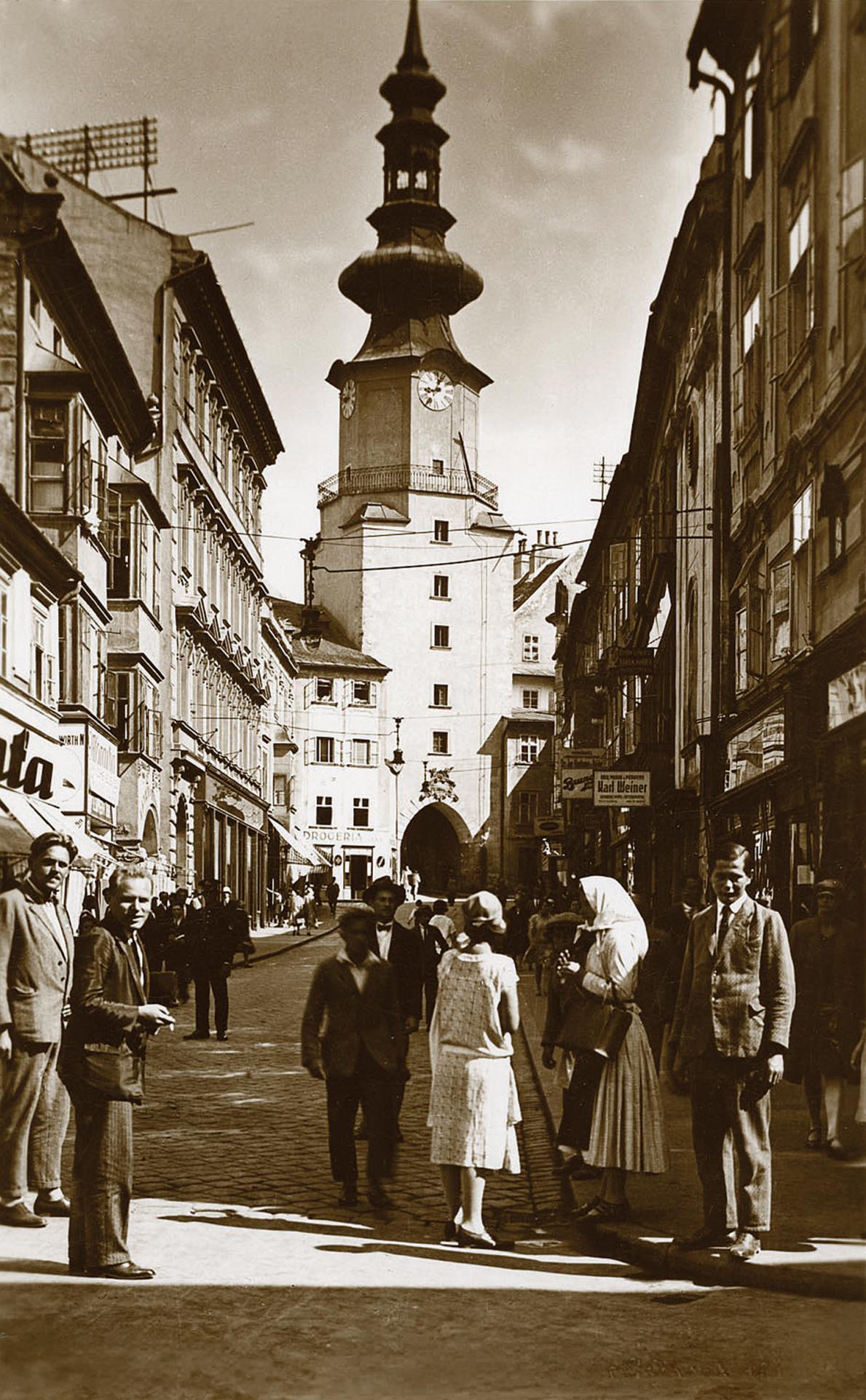 Michalská ulica v Bratislave v medzivojnovom období. Slovensko nebolo len krajinou dedín, ale aj miest.