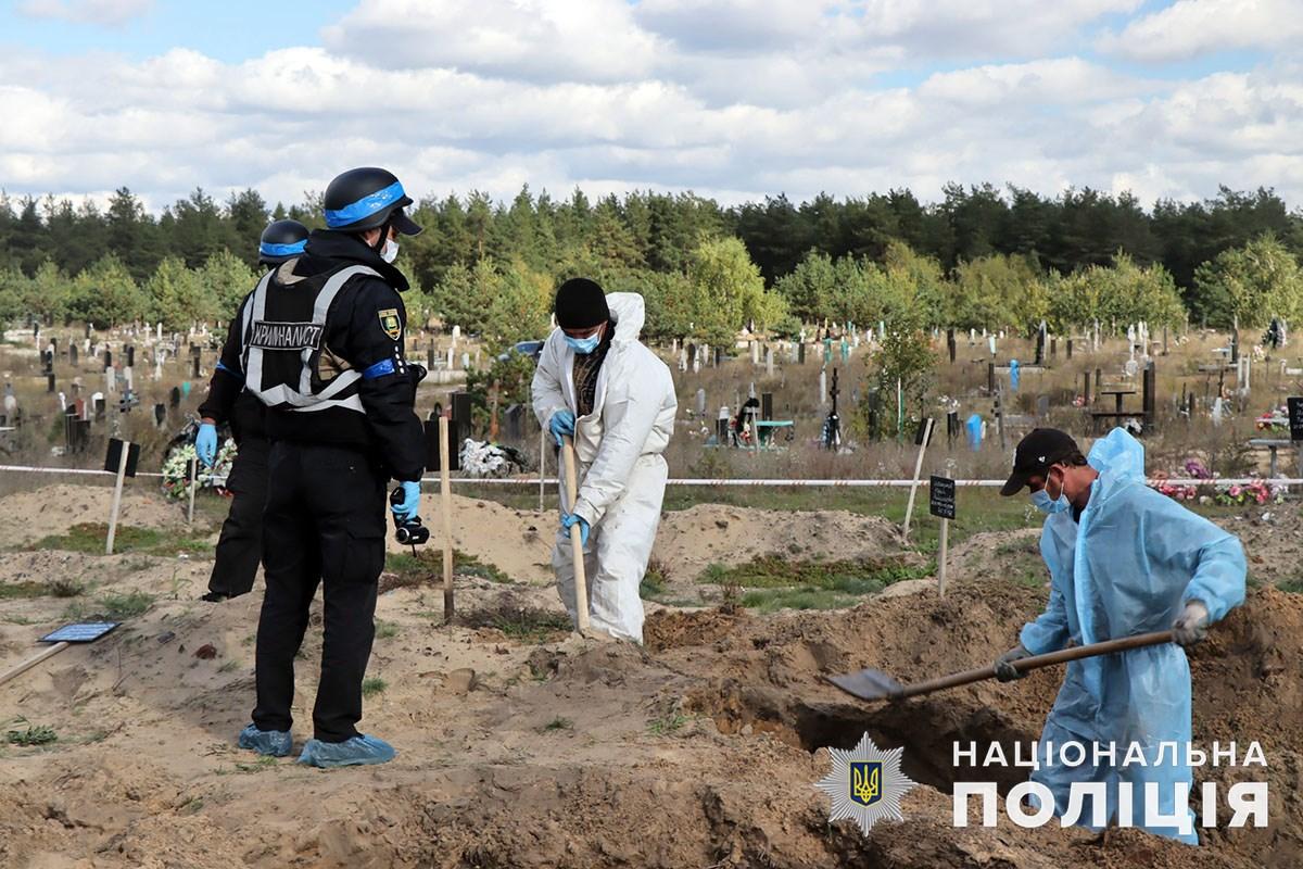 Lyman, Donecký región. Práce na masovom pohrebisku