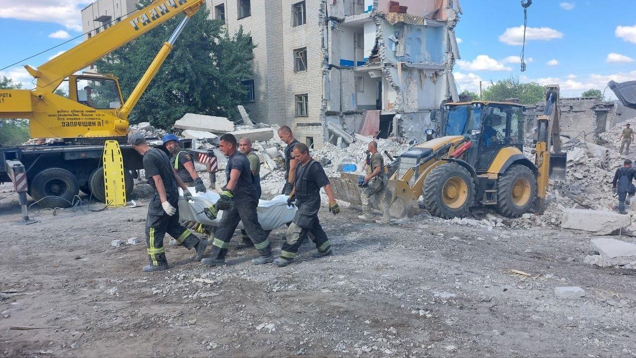 Z trosiek budovy v meste Časiv Jar vytiahli už 46 mŕtvych