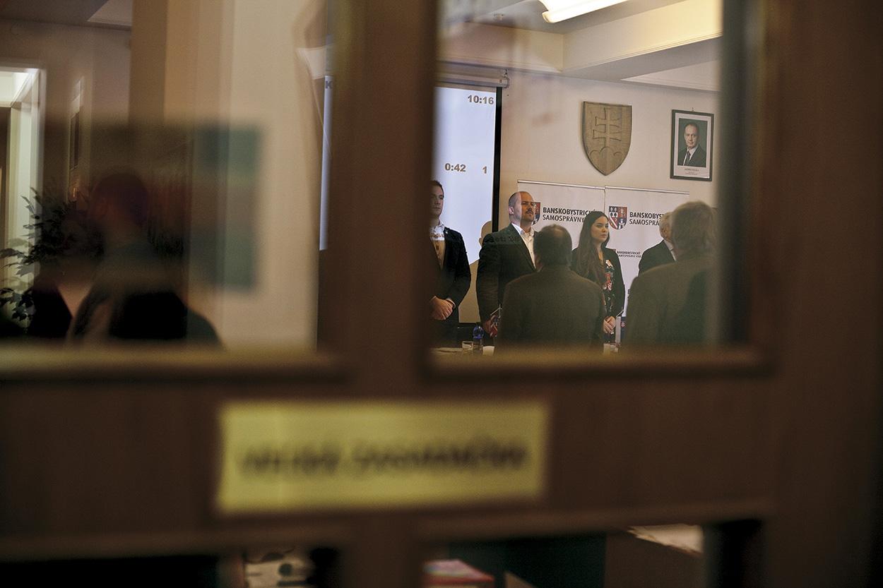 Opäť tá nešťastná numerológia? Kotleba na poslednom 44. zasadnutí Banskobystrickej župy v tomto volebnom období.