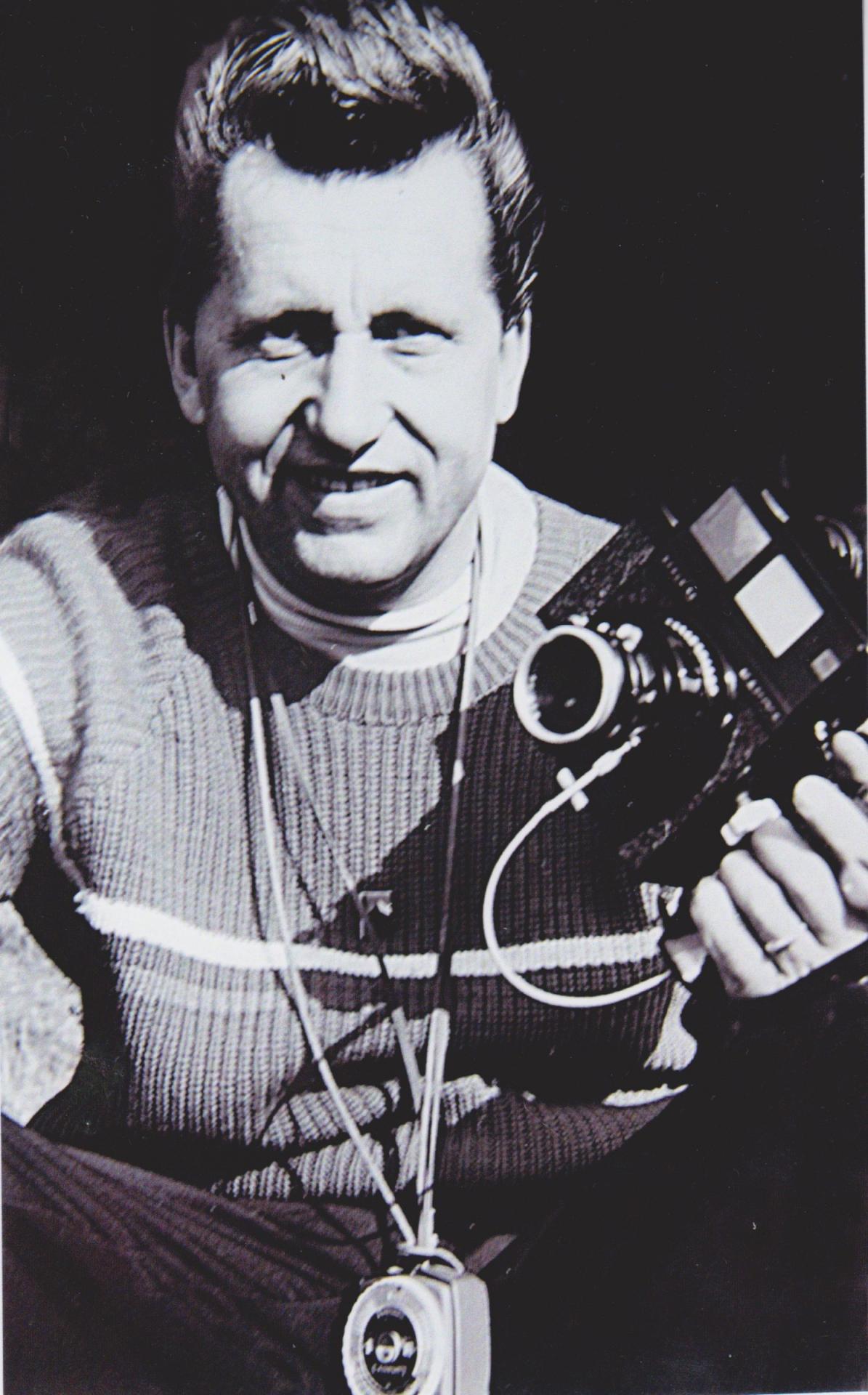 František Šlachta s fotoaparátom.