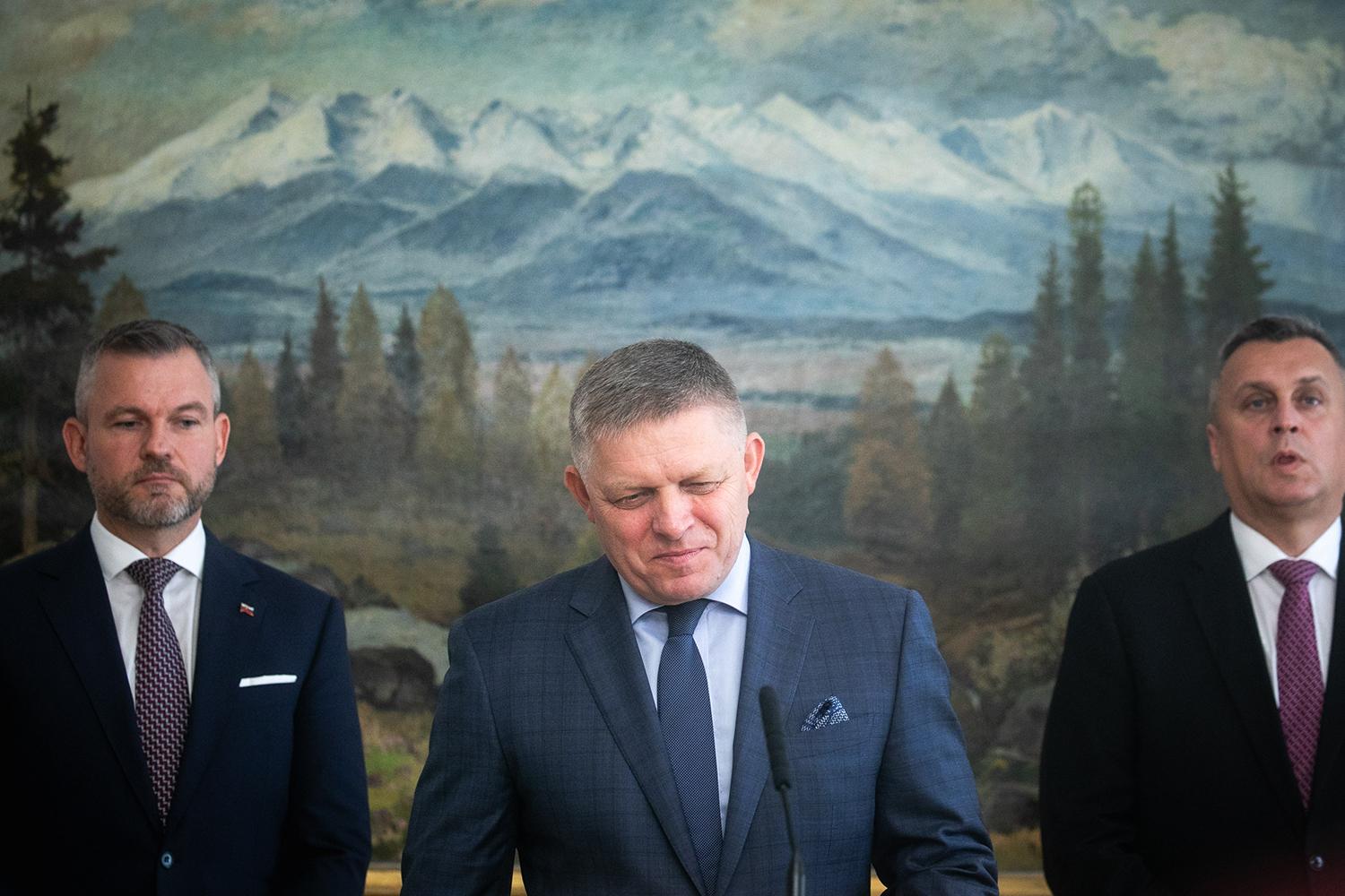 11. október 2023, Bratislava: Predseda Hlasu Peter Pellegrini, predseda Smeru Robert Fico a predseda SNS Andrej Danko počas slávnostného aktu podpísania Memoranda o porozumení.