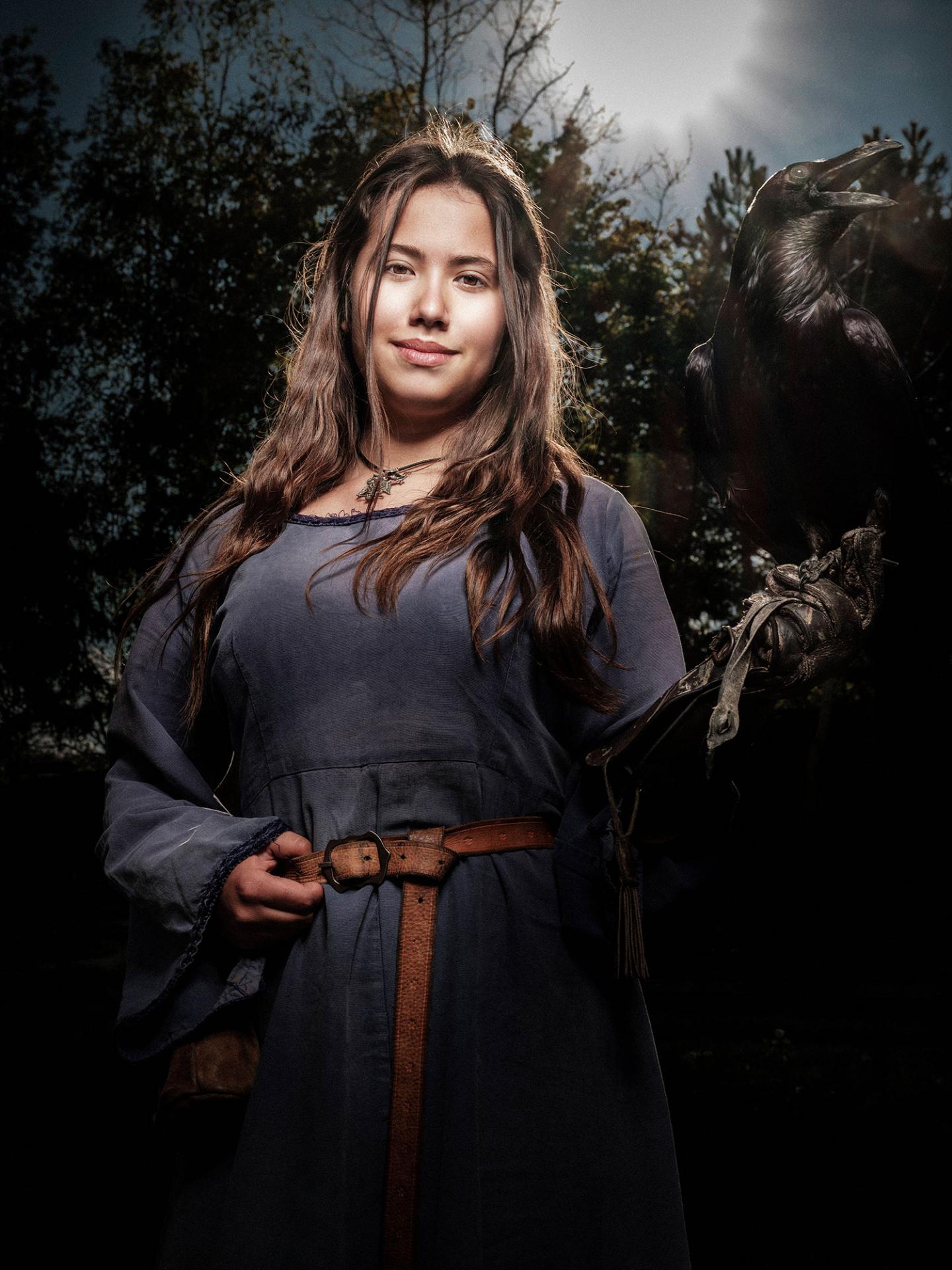 Monika, 15 rokov, Prievidza. Sokoliarka z bojnickej skupiny Aquila s krkavcom čiernym, ktorému dali meno Kuko.