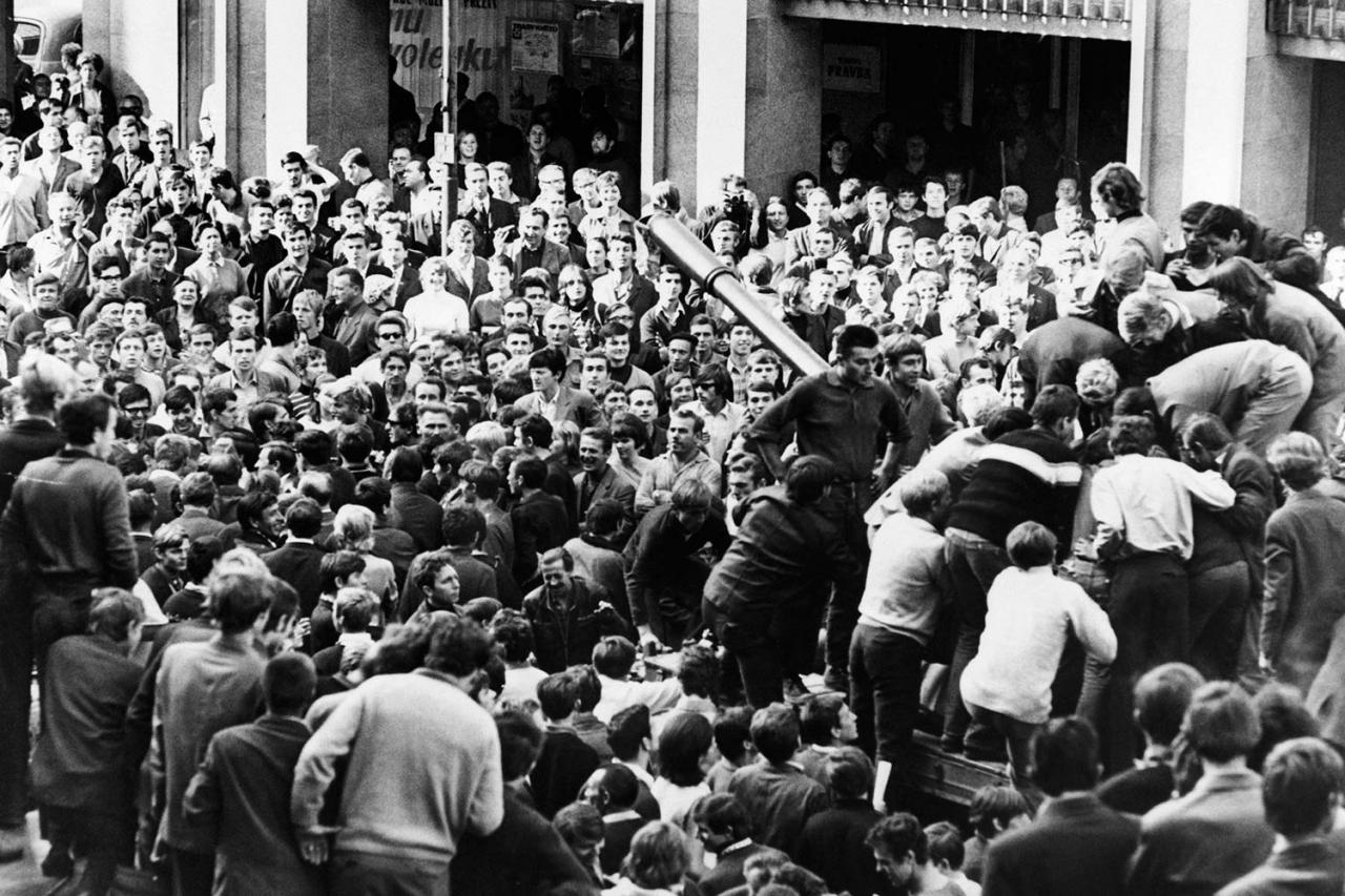 22. august 1968, Bratislava: Nahnevaní občania na Štúrovej ulici deň po vstupe sovietskych vojsk. Hádajú sa s vojakmi, ktorí do Československa prišli potlačiť "kontrarevolúciu".