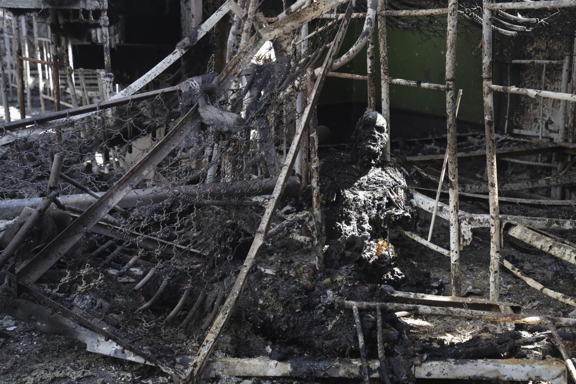 Zhorené telo ukrajinského vojenského väzňa v zničenej väznici v Olenivke